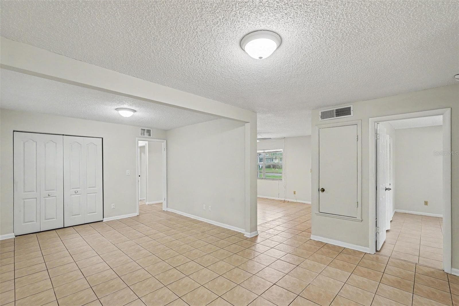 Single Family Residence at 1122 ESTATEWOOD DR, BRANDON, photo 6 of 17