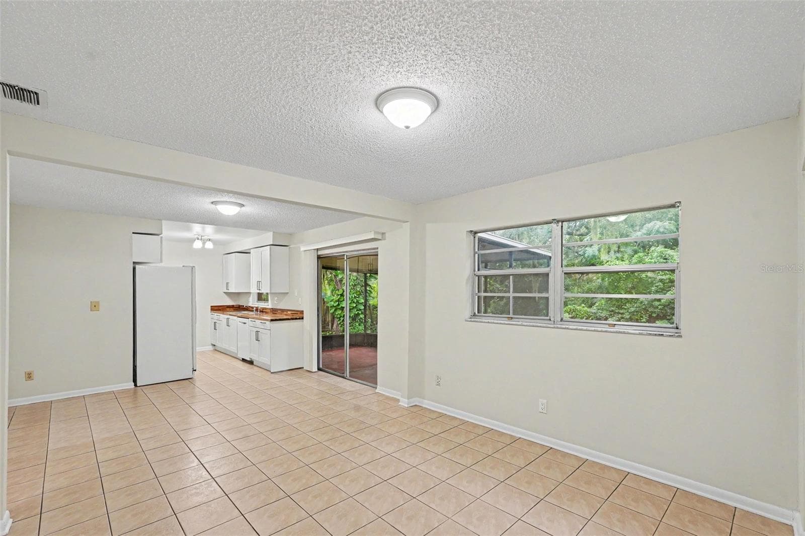 Single Family Residence at 1122 ESTATEWOOD DR, BRANDON, photo 7 of 17
