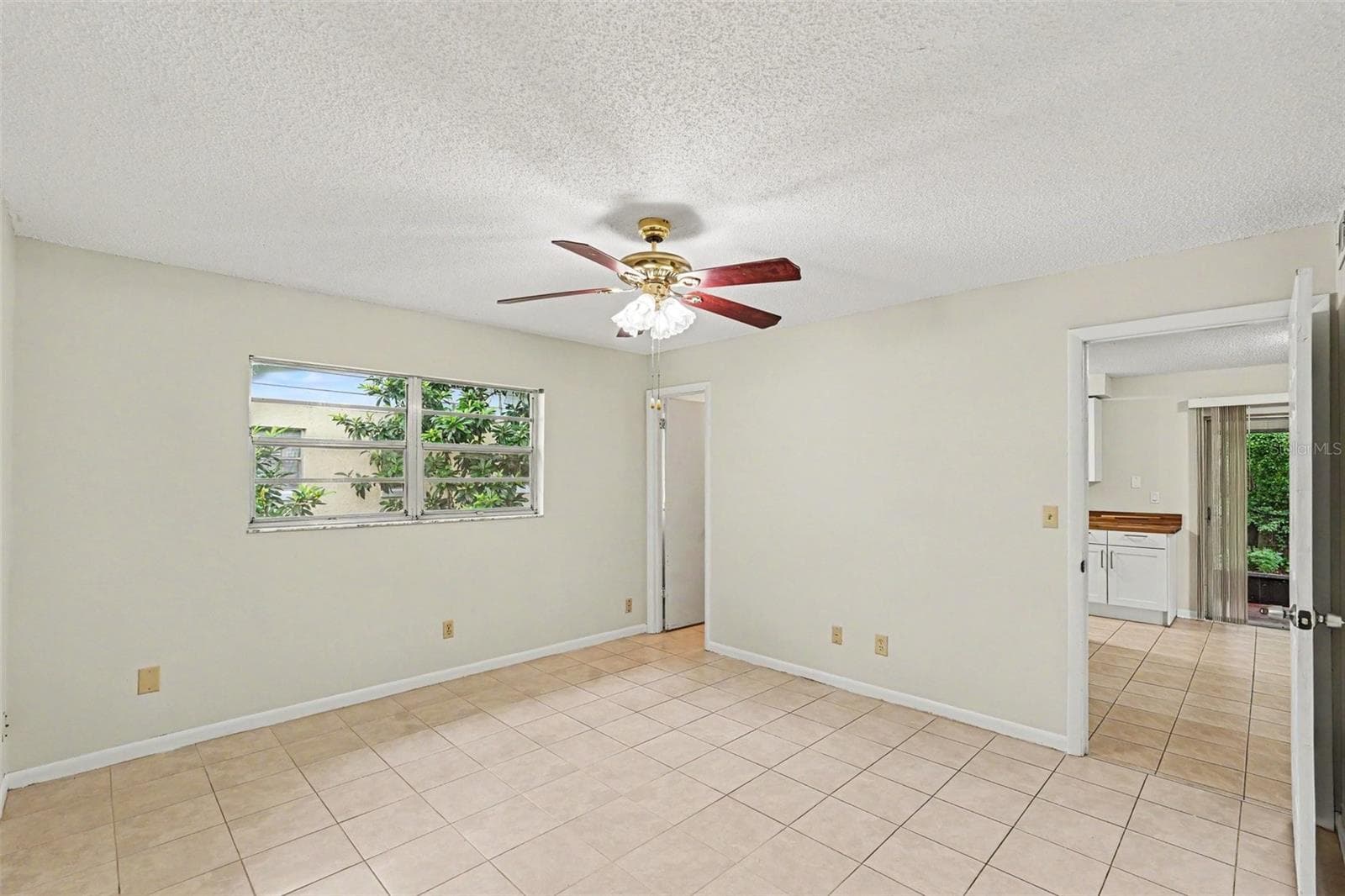 Single Family Residence at 1122 ESTATEWOOD DR, BRANDON, photo 12 of 17