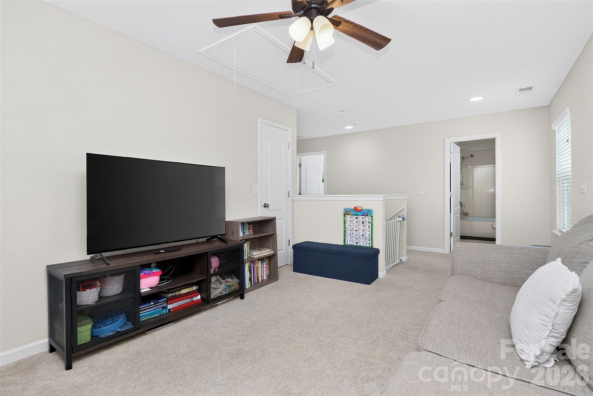 Loft upstairs - 78066 Rillstone Drive, Lancaster