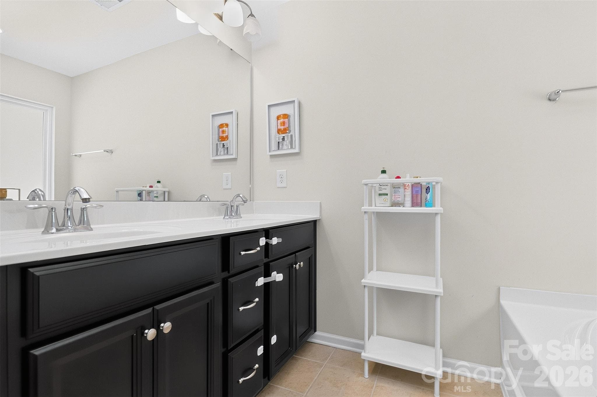 Upstairs full hall bathroom - 78066 Rillstone Drive, Lancaster