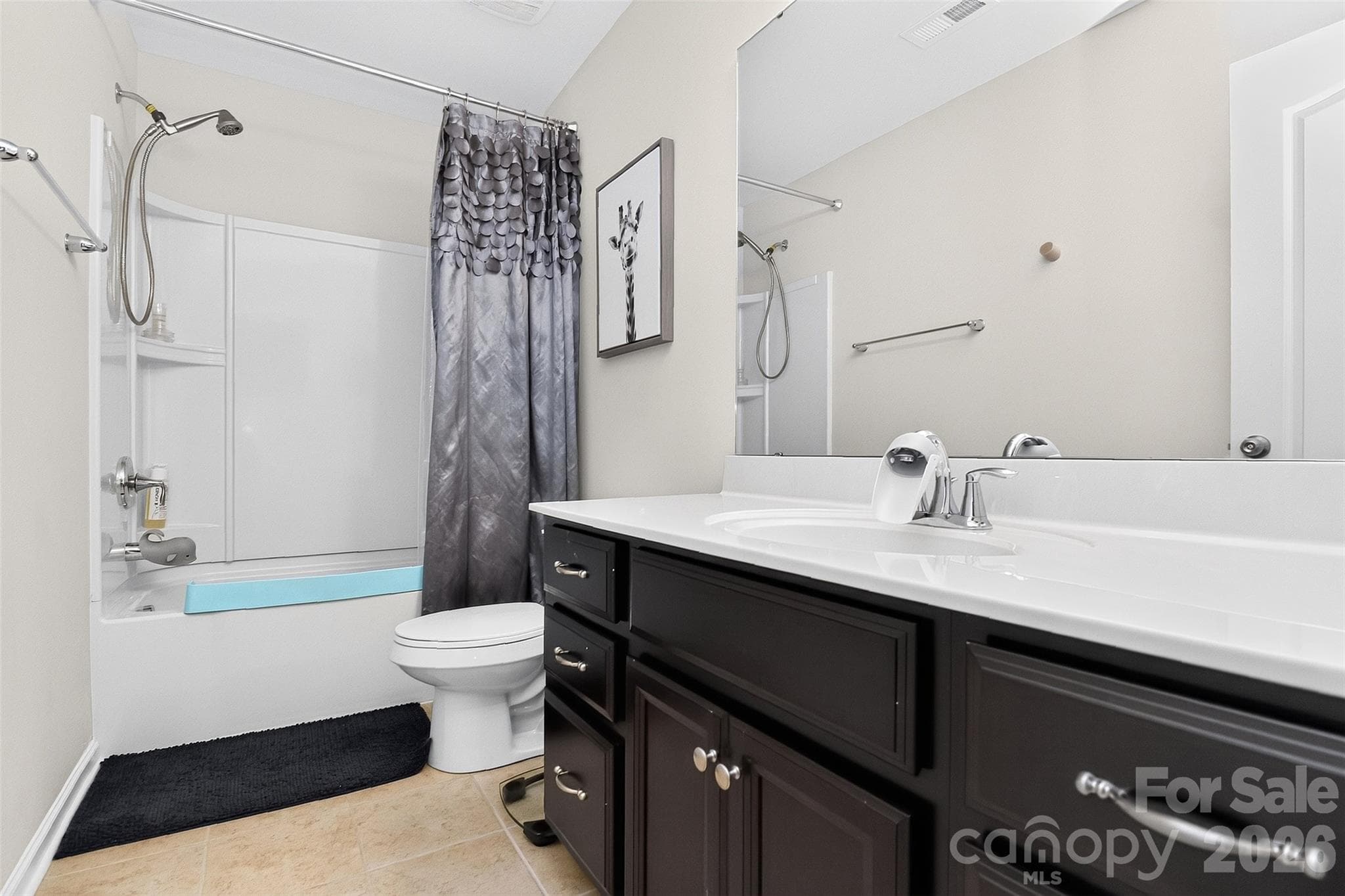 Full hall bathroom with dual sinks. - 78066 Rillstone Drive, Lancaster