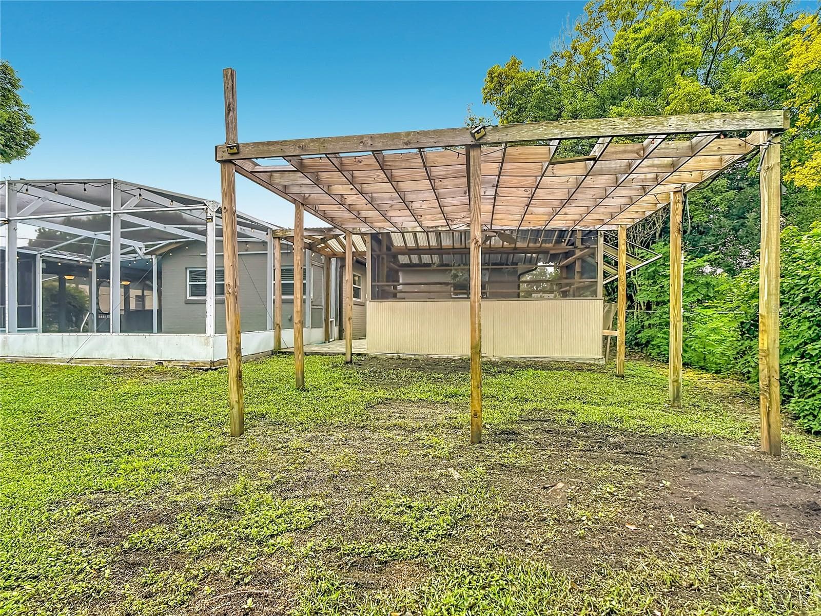 Garden pergola. - 112 10TH ST, ST CLOUD