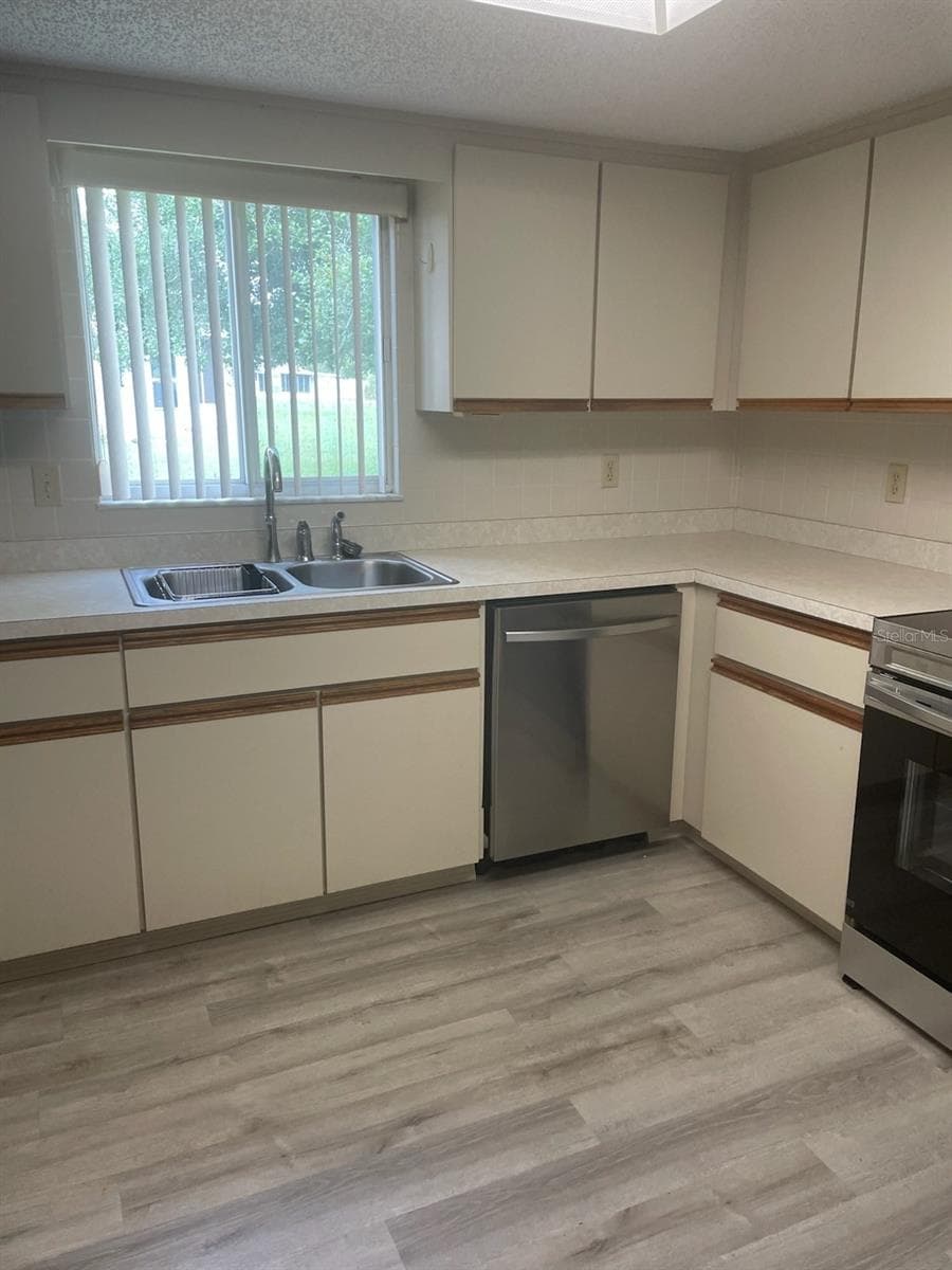 Kitchen sink and window - 10765 SW 63RD TER, OCALA