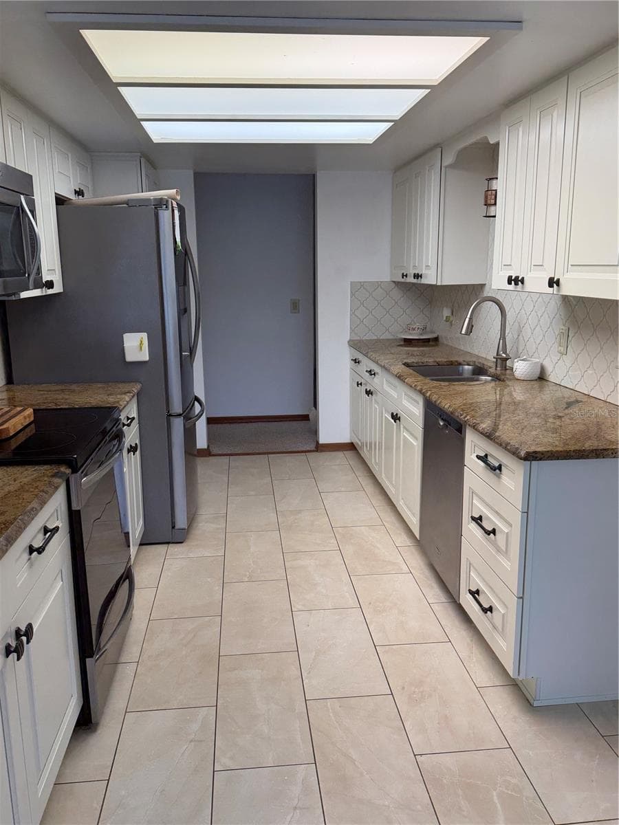 Single Family Residence at 1077 SE 170TH CT, SILVER SPRINGS, photo 10 of 34