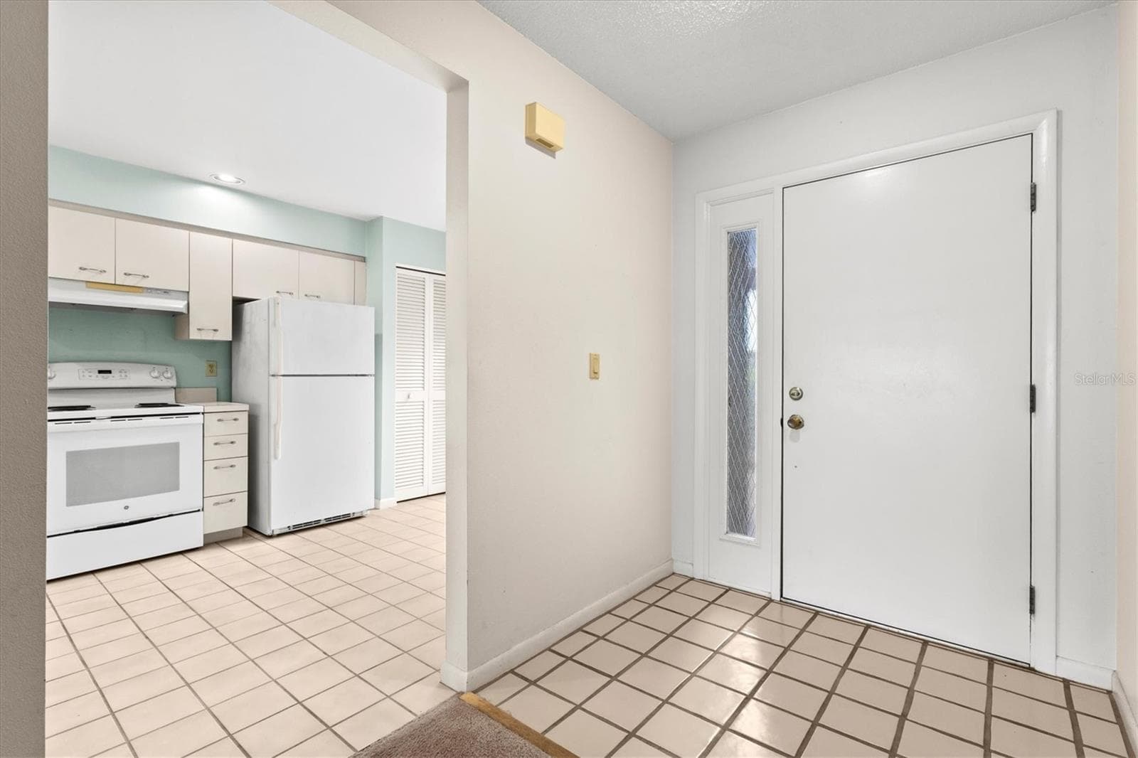 Foyer/kitchen - 3118 WINDRUSH BOURNE #8, SARASOTA