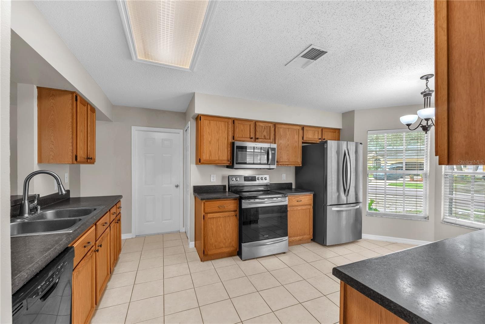 Spacious kitchen with bump out for an eat-in the kitchen area. Stainless steel appliances are a plus. - 4002 LEVONSHIRE PL, VALRICO