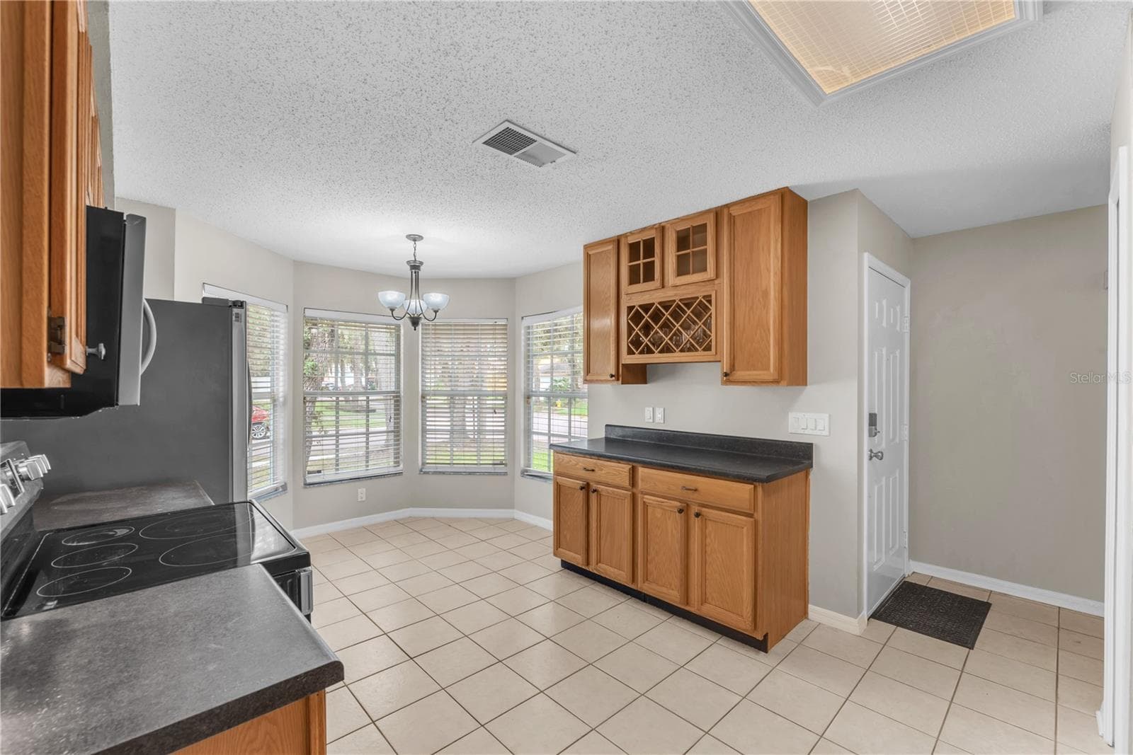 A closer look at the bump out eat-in kitchen area. - 4002 LEVONSHIRE PL, VALRICO