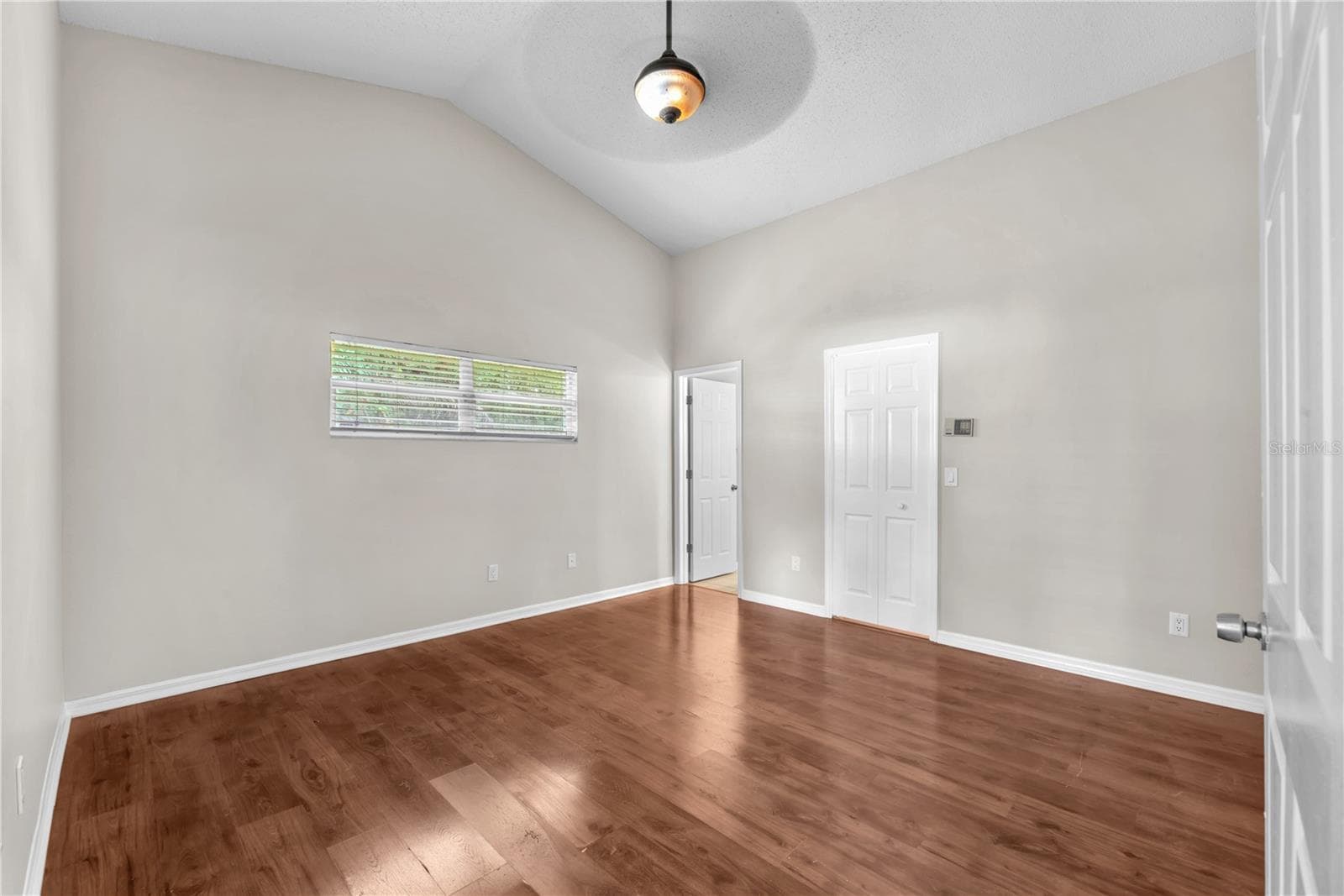 The primary bedroom has an en suite bath and walk in closet. Notice the transom window that lets in natural light but high enough for easy furniture placement. - 4002 LEVONSHIRE PL, VALRICO