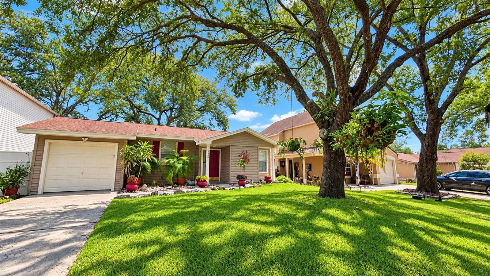 Single Family Residence at 7608 GLADES CT, TAMPA, photo 2 of 22