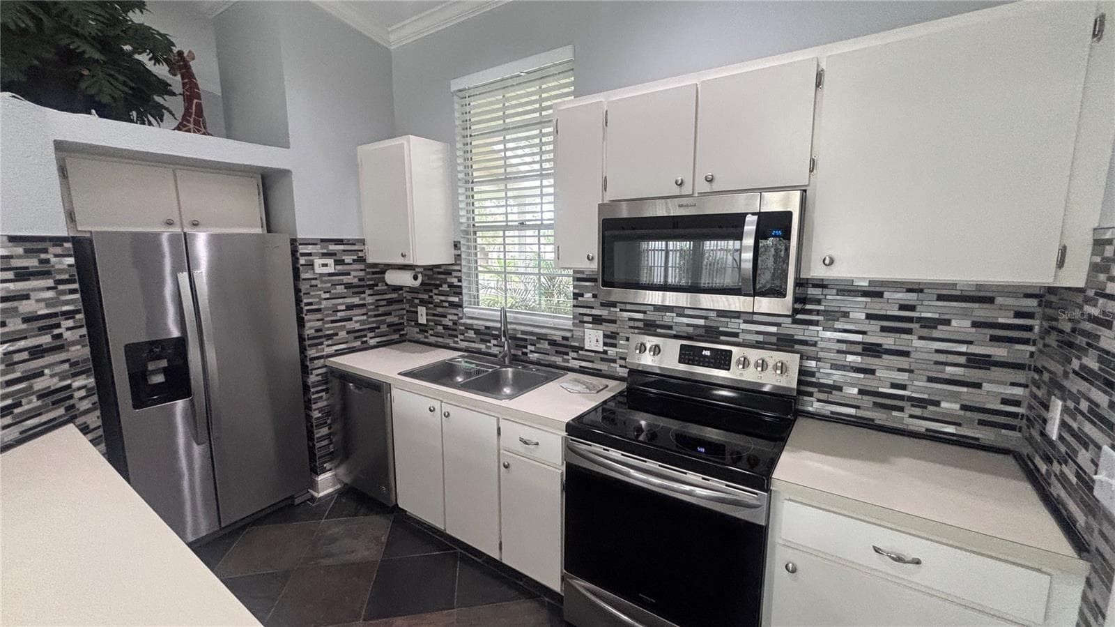 Single Family Residence at 7608 GLADES CT, TAMPA, photo 9 of 22