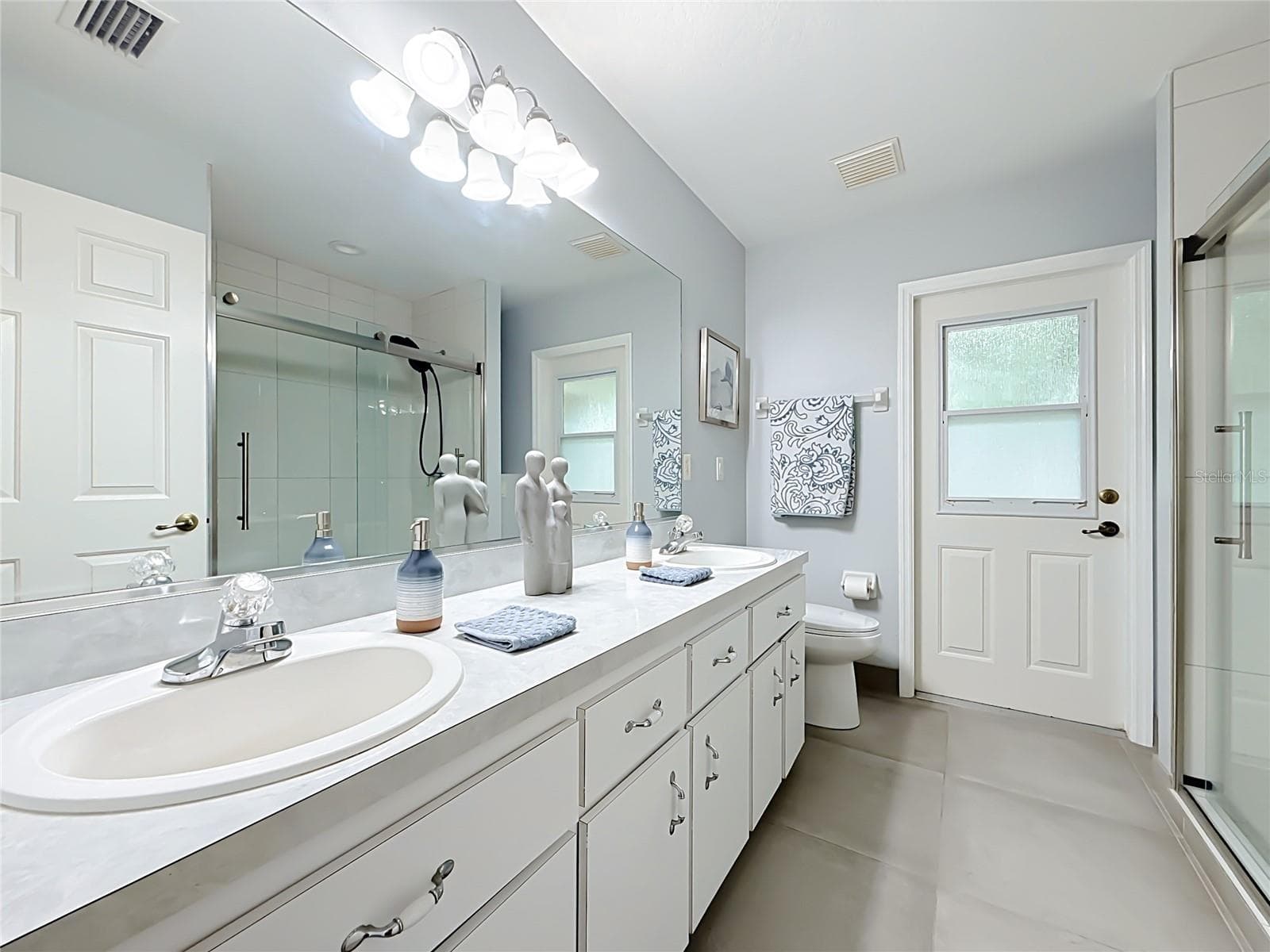 Guest Bathroom - 10851 SW 53RD CIR, OCALA