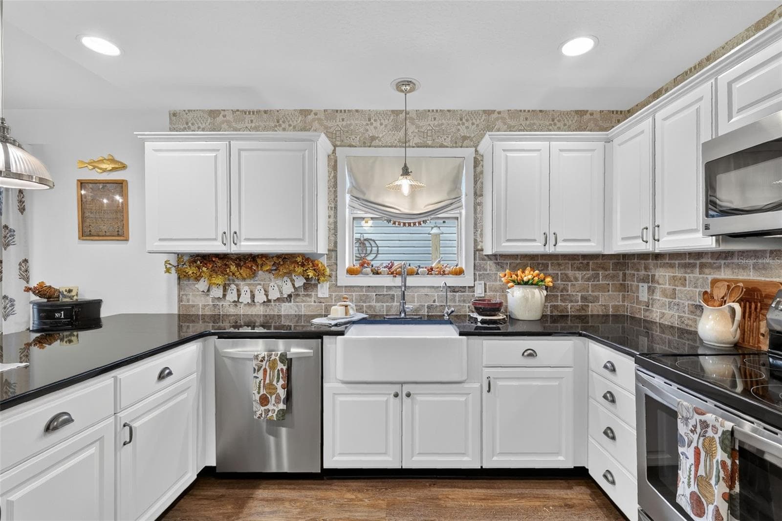 Plenty of Cabinets with Pull Out Drawers - 1700 JADESTONE TER, THE VILLAGES