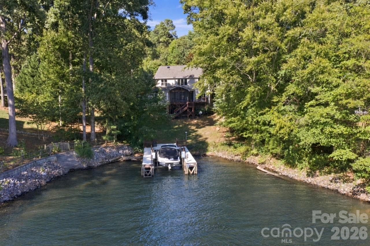 Dock with boat lift - 3774 Gordon Road, Terrell