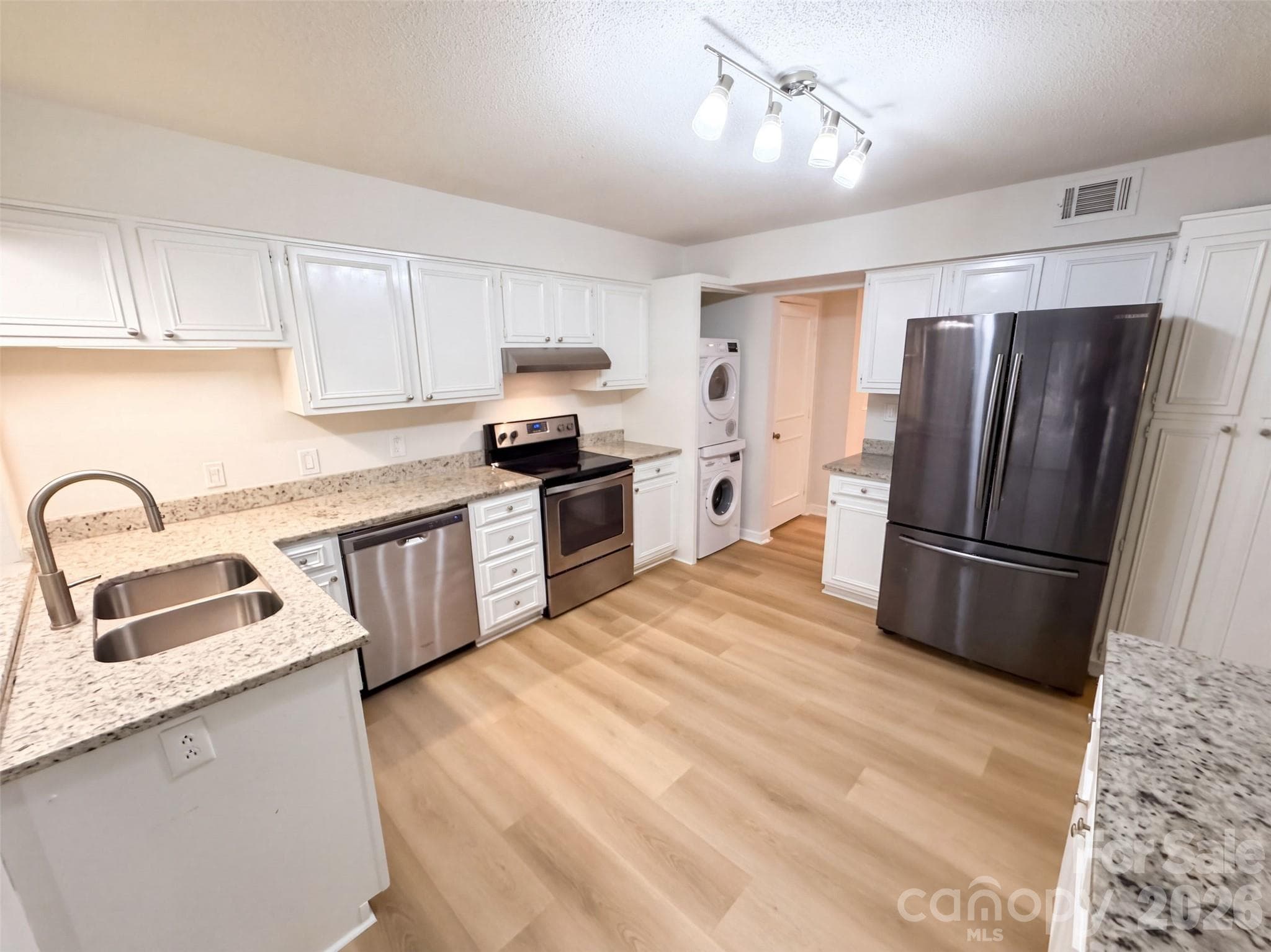 Condominium at 7022 Quail Hill Road, Charlotte, photo 2 of 20