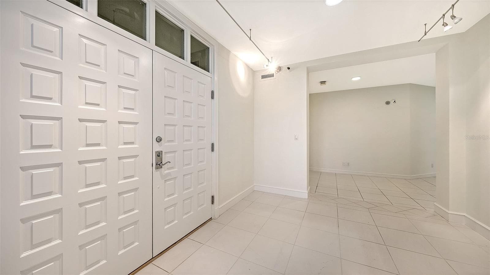 Leading into Front Gallery - 2550 HARBOURSIDE DR #334, LONGBOAT KEY