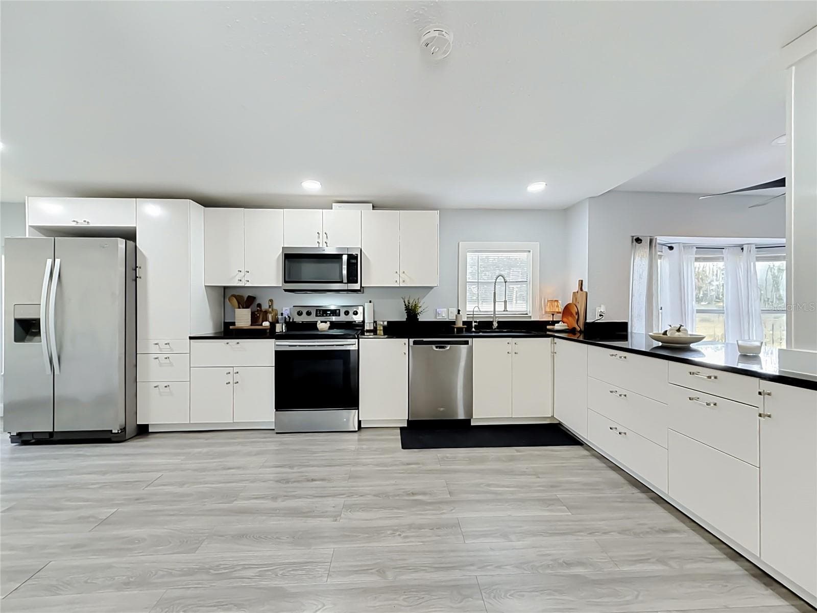 Manufactured Home at 18452 AMITYVILLE DR, ORLANDO, photo 11 of 46