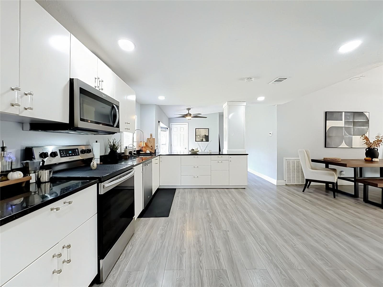 Manufactured Home at 18452 AMITYVILLE DR, ORLANDO, photo 12 of 46