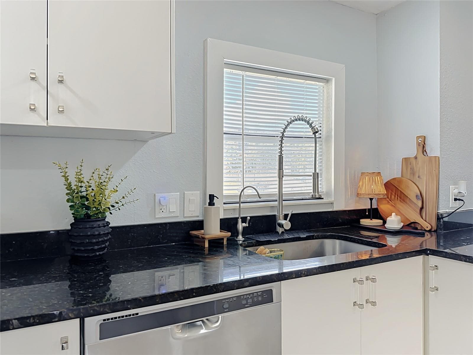Manufactured Home at 18452 AMITYVILLE DR, ORLANDO, photo 13 of 46
