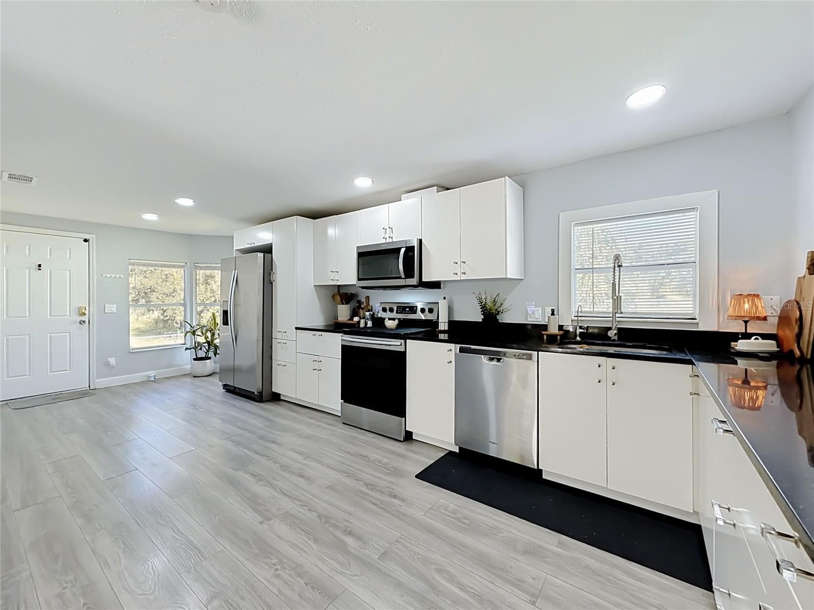 Manufactured Home at 18452 AMITYVILLE DR, ORLANDO, photo 14 of 46