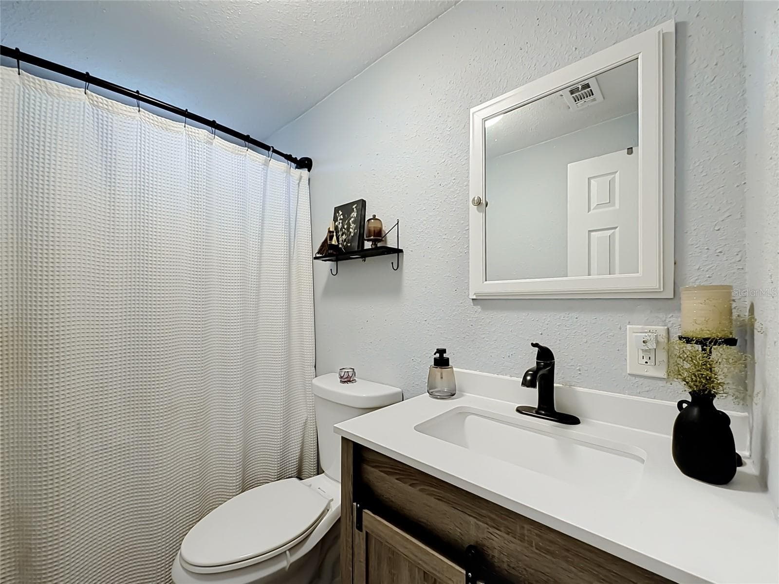 Manufactured Home at 18452 AMITYVILLE DR, ORLANDO, photo 22 of 46