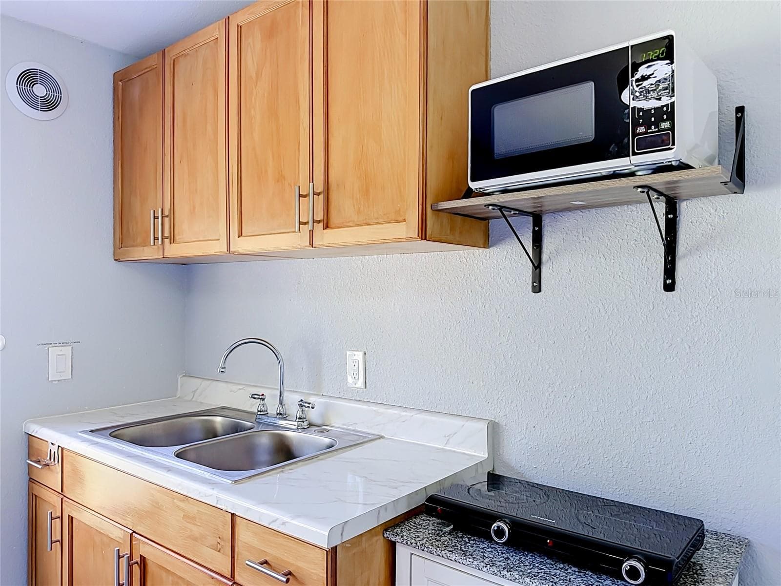 Manufactured Home at 18452 AMITYVILLE DR, ORLANDO, photo 27 of 46