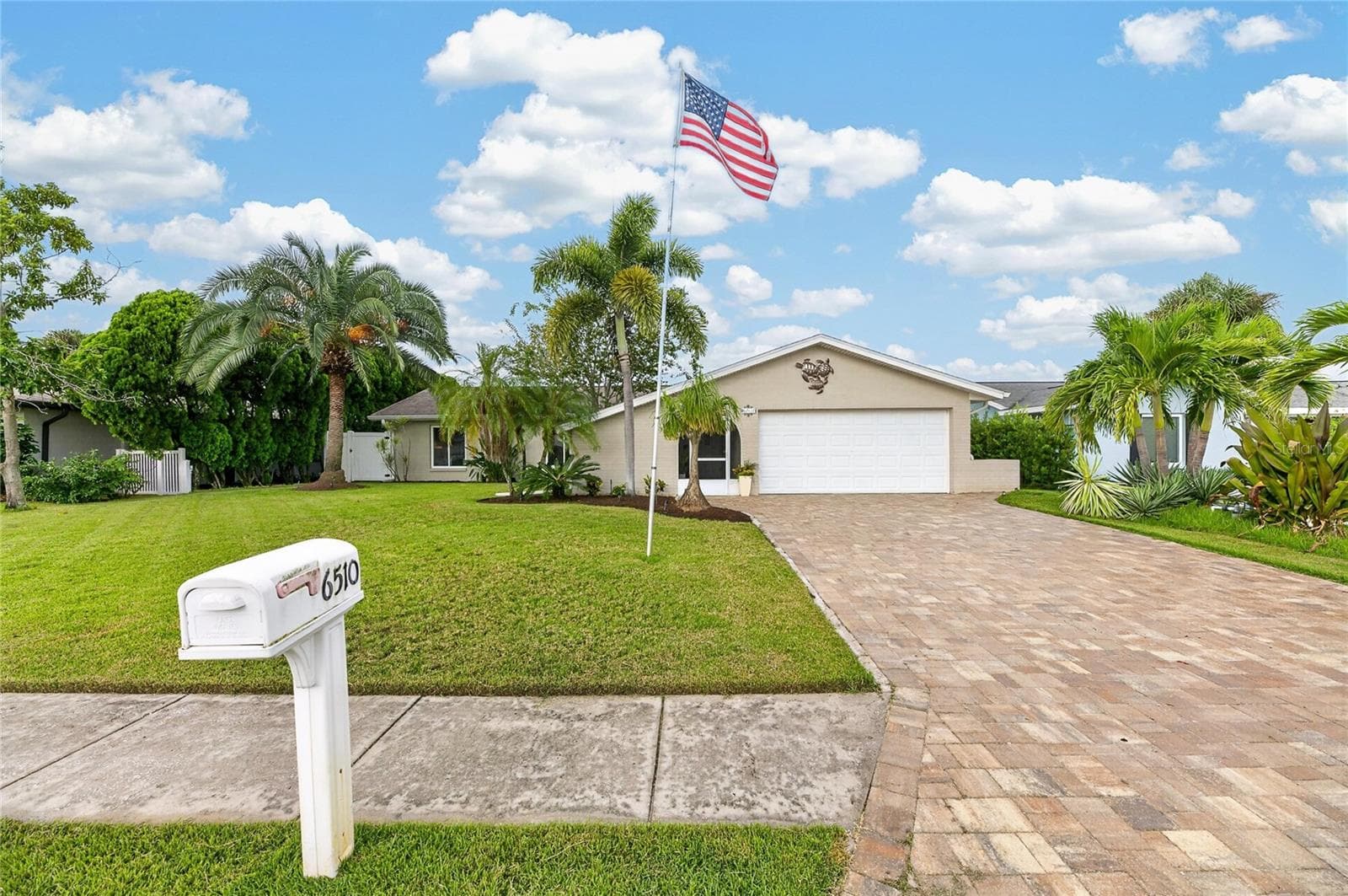 Gorgeous Curb Appeal! Mature manicured landscape, paver driveway, and Zoysia turfgrass! - 6510 SOLITAIRE PALM WAY, APOLLO BEACH