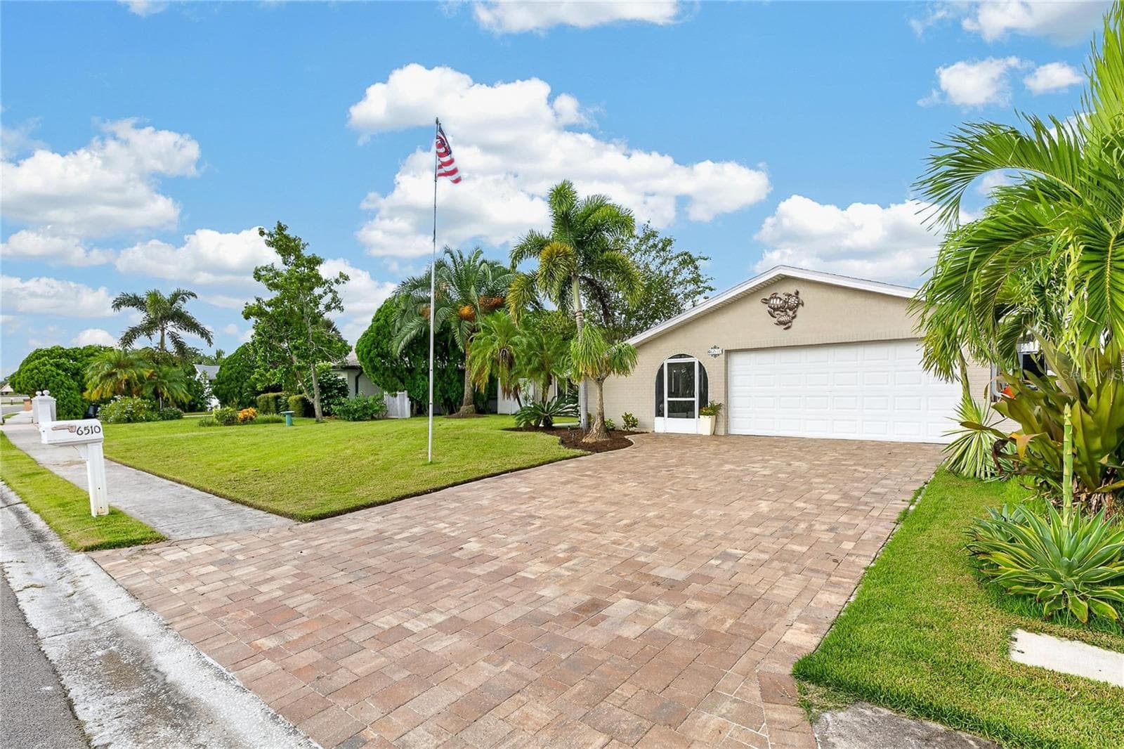 You Will Know This Is The One As Soon As You Pull In! - 6510 SOLITAIRE PALM WAY, APOLLO BEACH