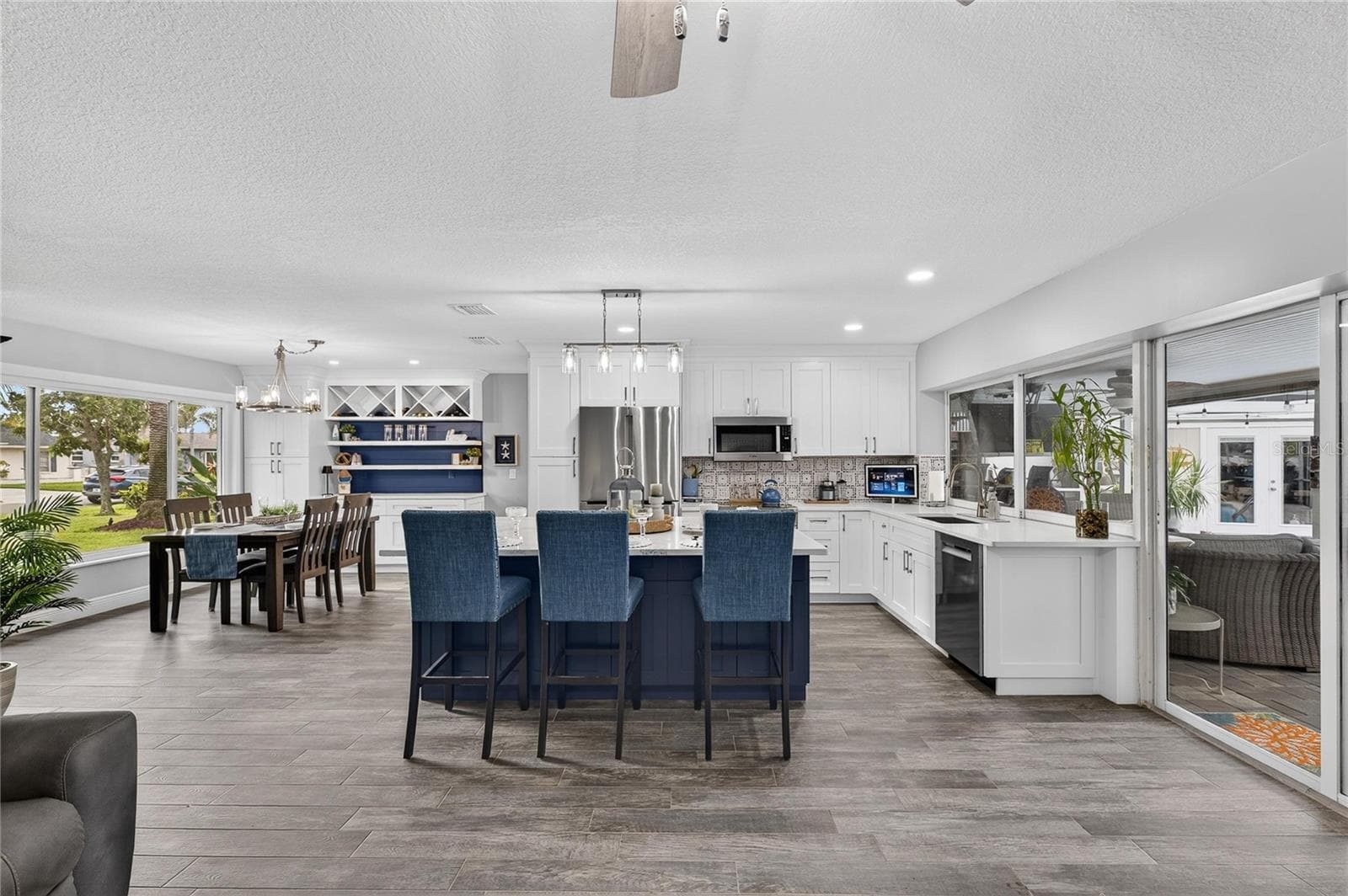 Love The Openness Of This Renovated Floor Plan! Perfect For Get-Togethers &/or Holiday Dinners! - 6510 SOLITAIRE PALM WAY, APOLLO BEACH