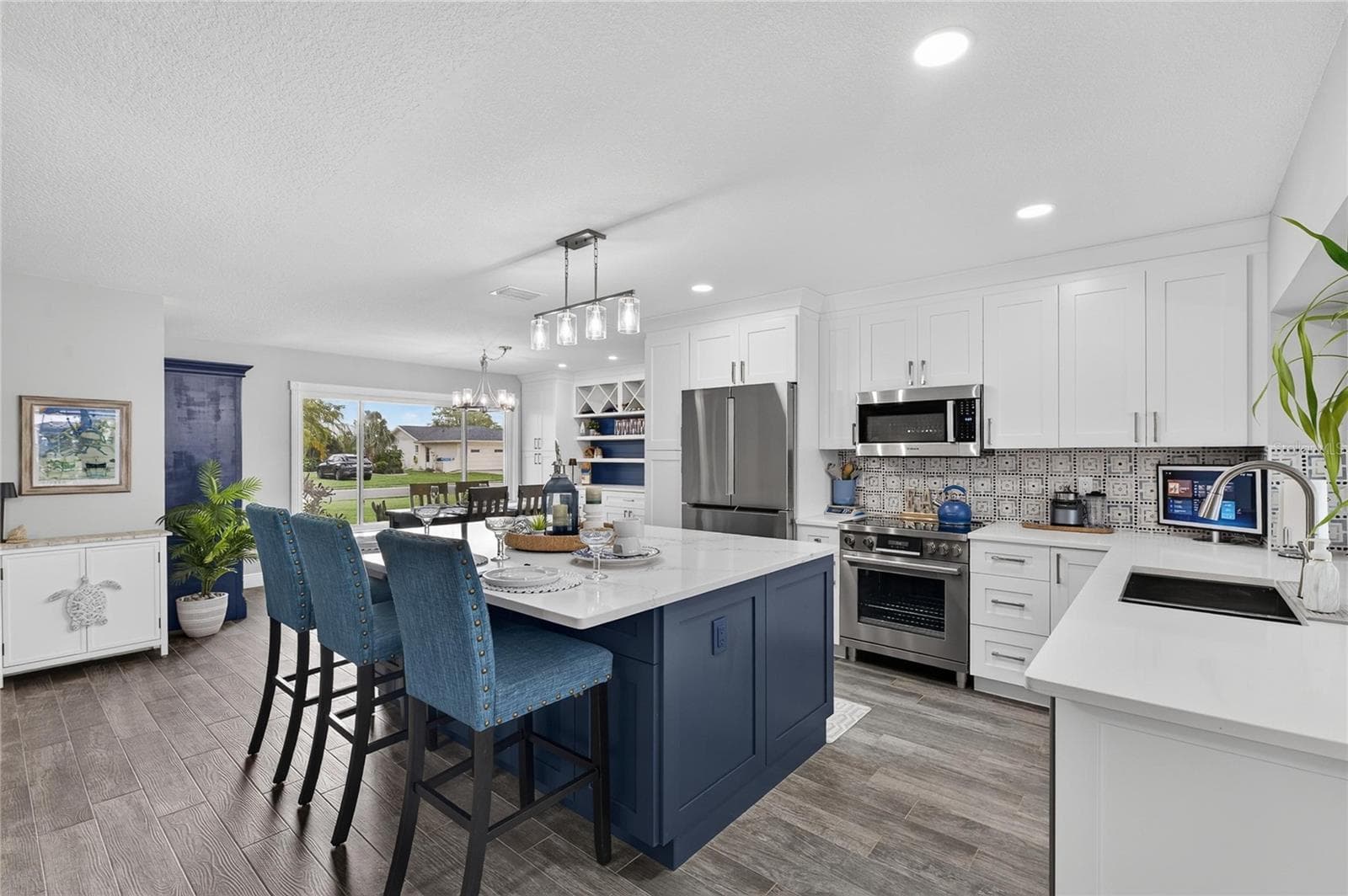 Lovely Decorative Tile Backsplash, Attractive Hardware, And "Attention To Detail" Finished Cabinet Side Panels! - 6510 SOLITAIRE PALM WAY, APOLLO BEACH