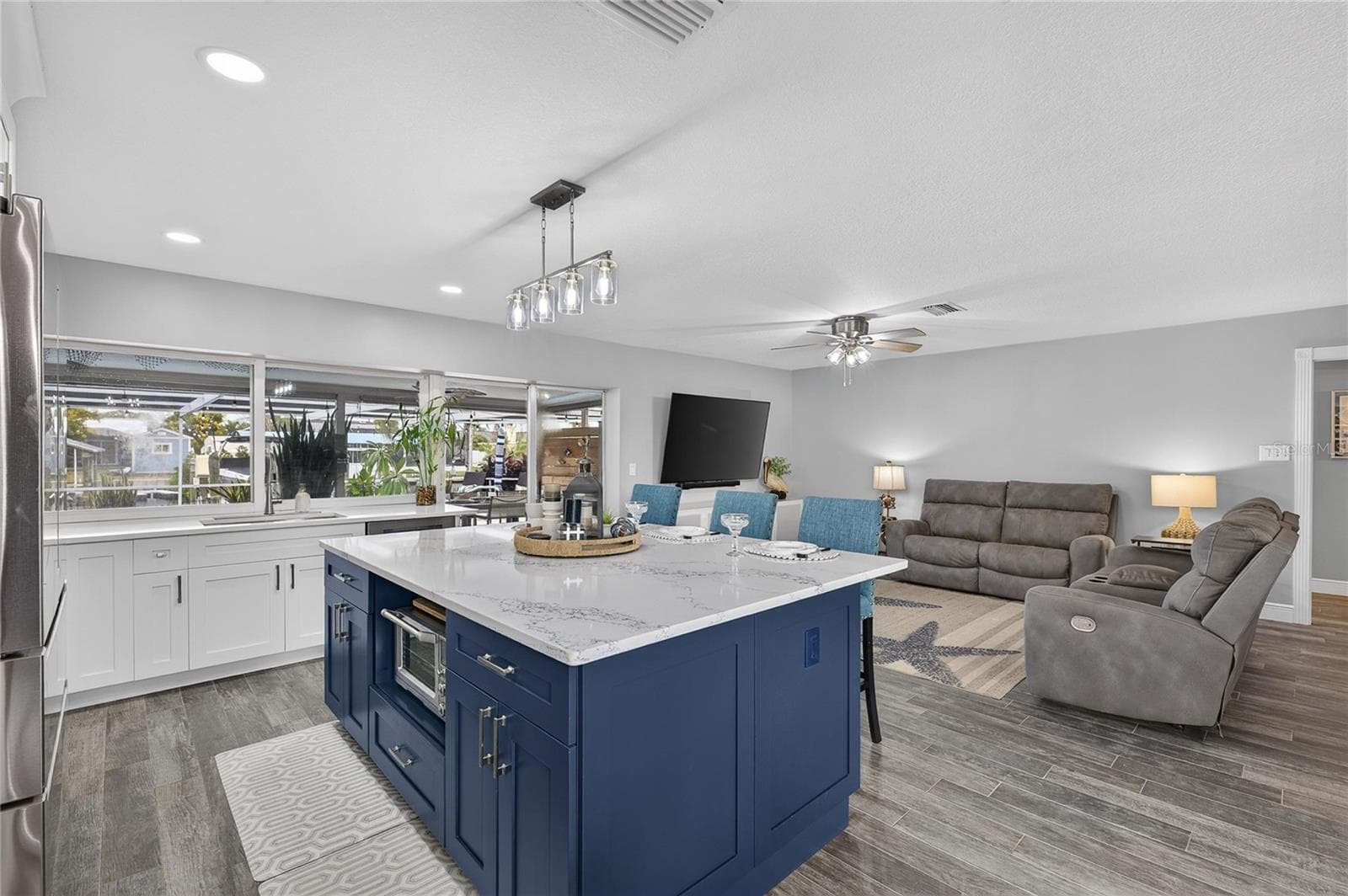 Look How Modern, Open, And Bright! And What's That? A Cut-Out For The Air Fryer?!! - 6510 SOLITAIRE PALM WAY, APOLLO BEACH