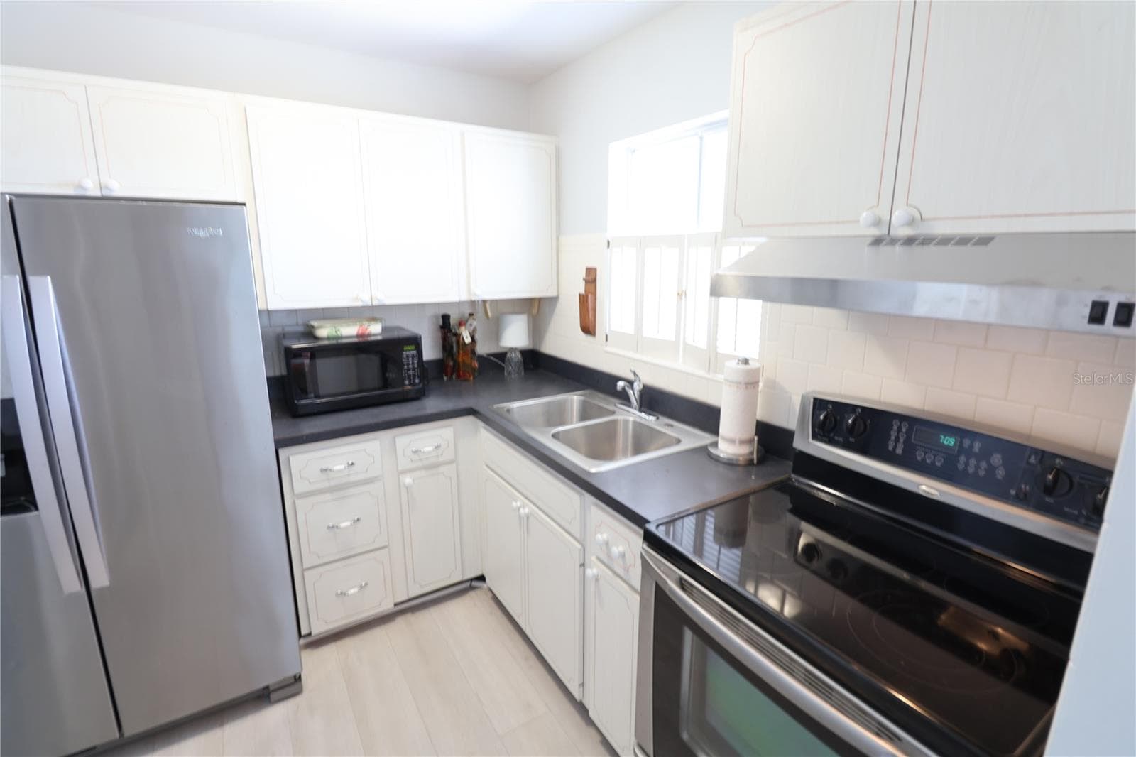 Condominium at 2083 CANAL DR #L32, BRADENTON, photo 2 of 15