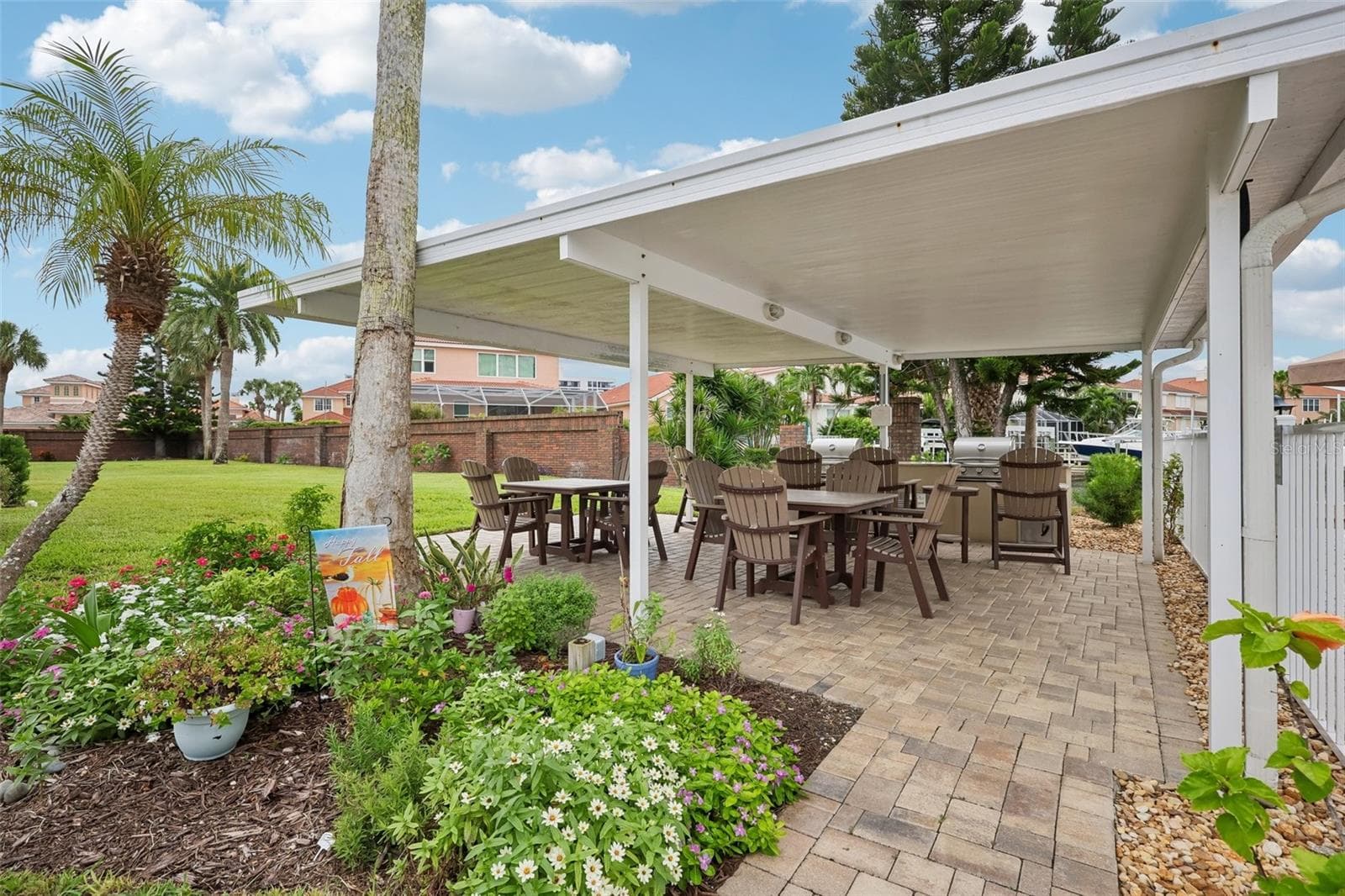 Picnic/grill area - 1621 GULF BLVD #1604, CLEARWATER