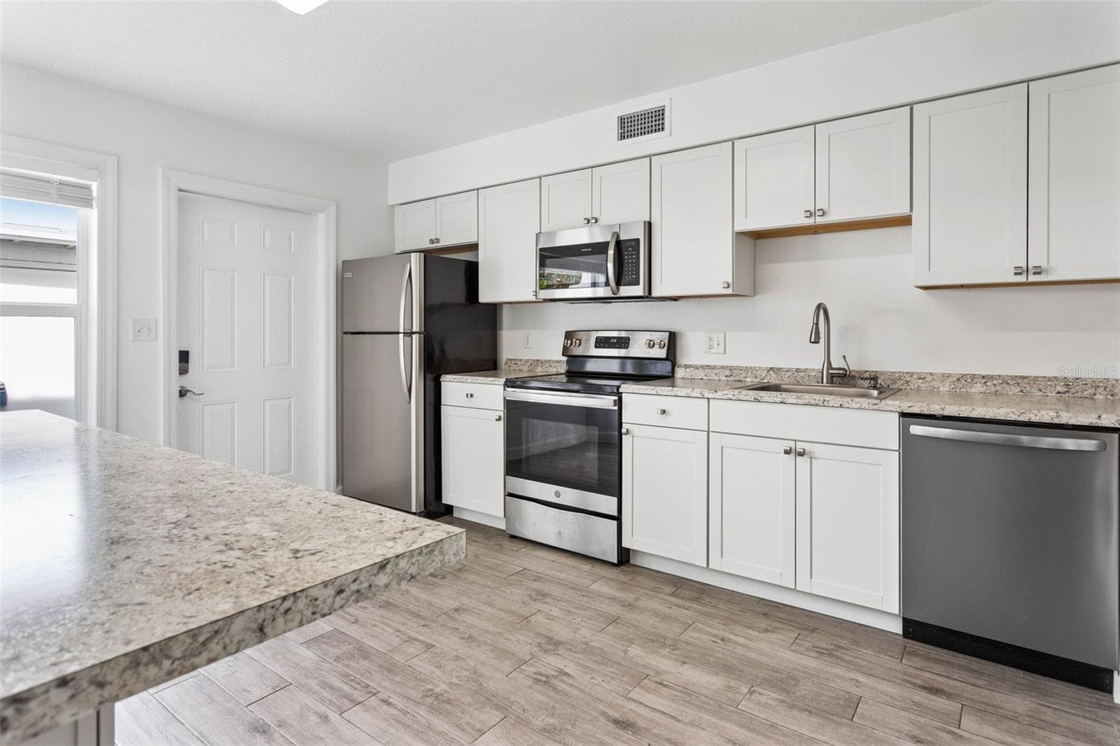 reverse view kitchen - 4219 LA SORRENTO CT, TAMPA