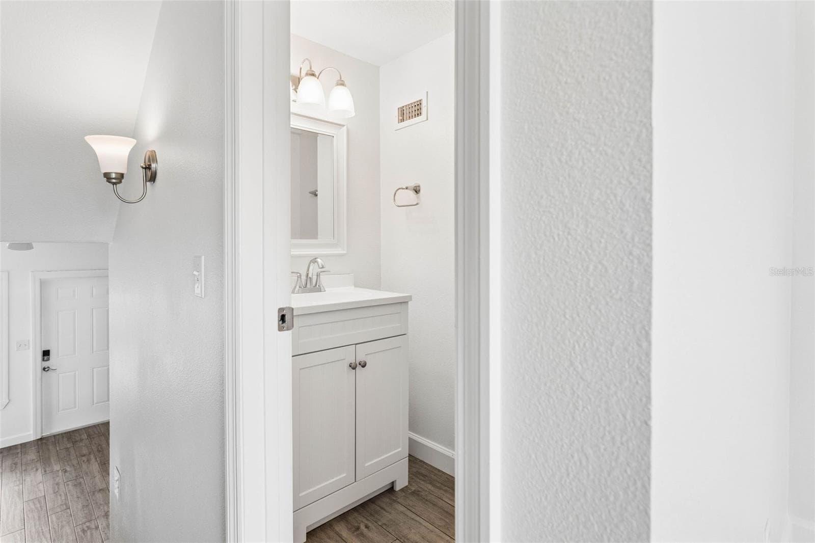 half bath - 4219 LA SORRENTO CT, TAMPA