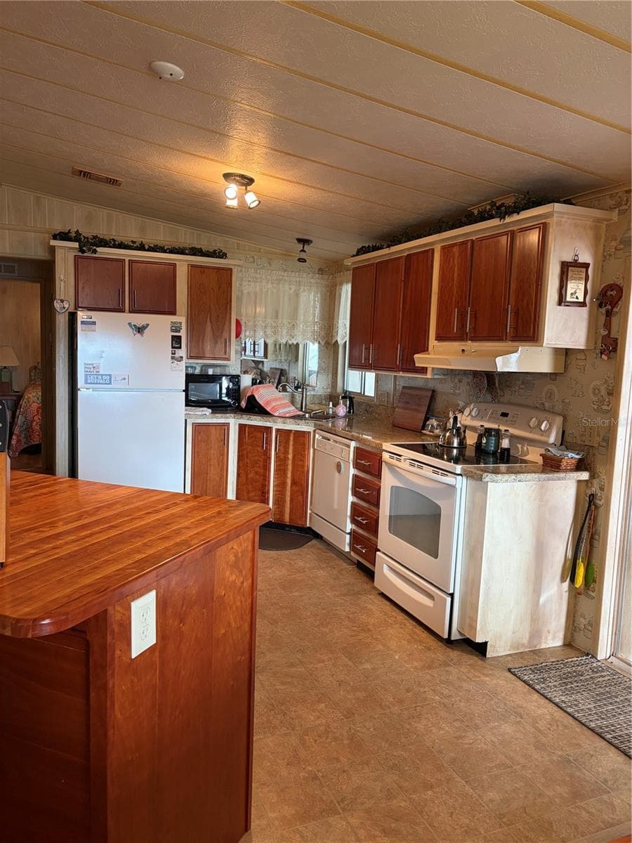 Manufactured Home at 193 E SWEET CIR, WINTER HAVEN, photo 9 of 19
