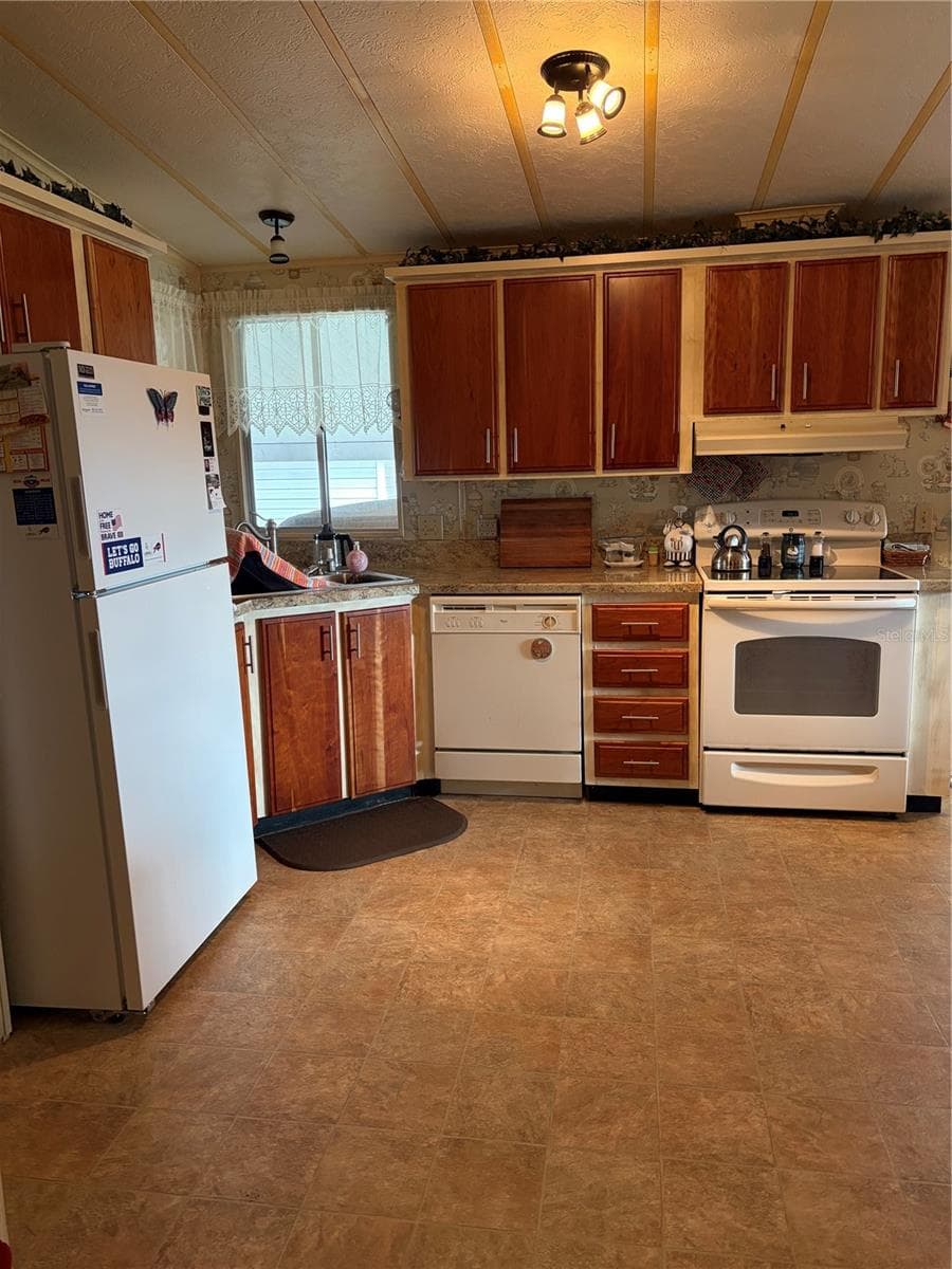 Manufactured Home at 193 E SWEET CIR, WINTER HAVEN, photo 10 of 19