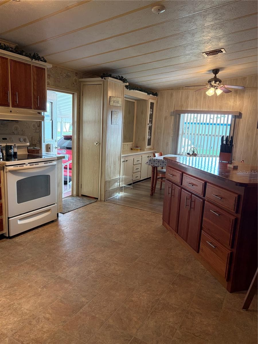 Manufactured Home at 193 E SWEET CIR, WINTER HAVEN, photo 11 of 19