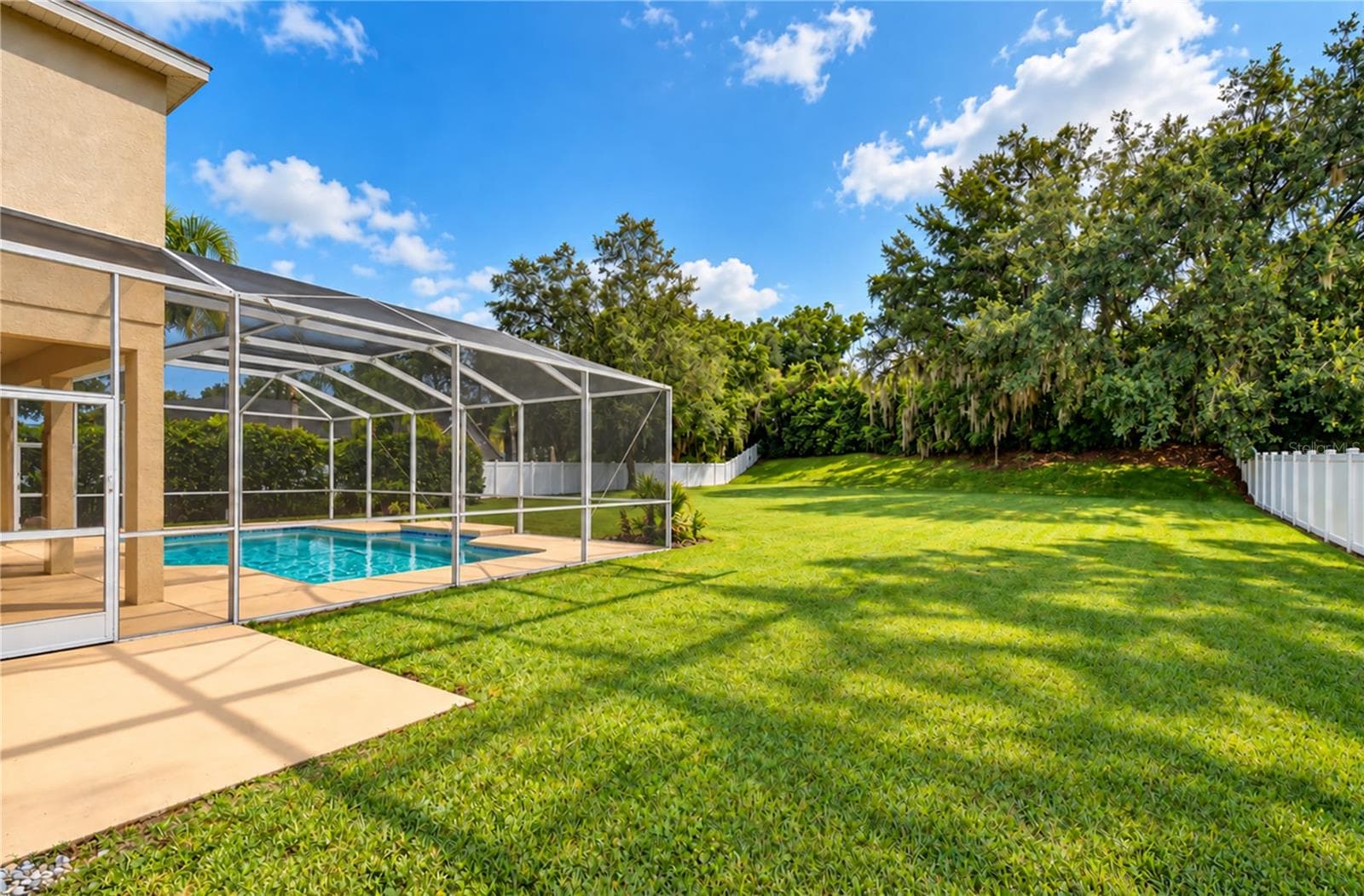 Generous backyard offers space for gardening and additional outdoor enjoyment. - 5104 WHISPERING LEAF TRL, VALRICO