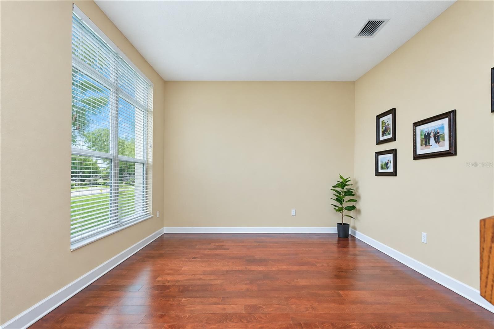 Flexible front living space ideal for relaxing or entertaining. - 5104 WHISPERING LEAF TRL, VALRICO