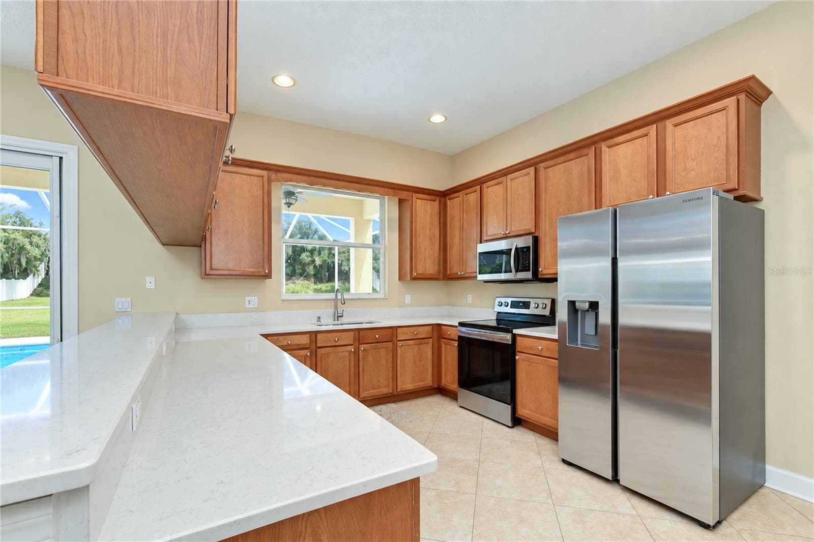 Stylish countertops offering generous preparation space. - 5104 WHISPERING LEAF TRL, VALRICO