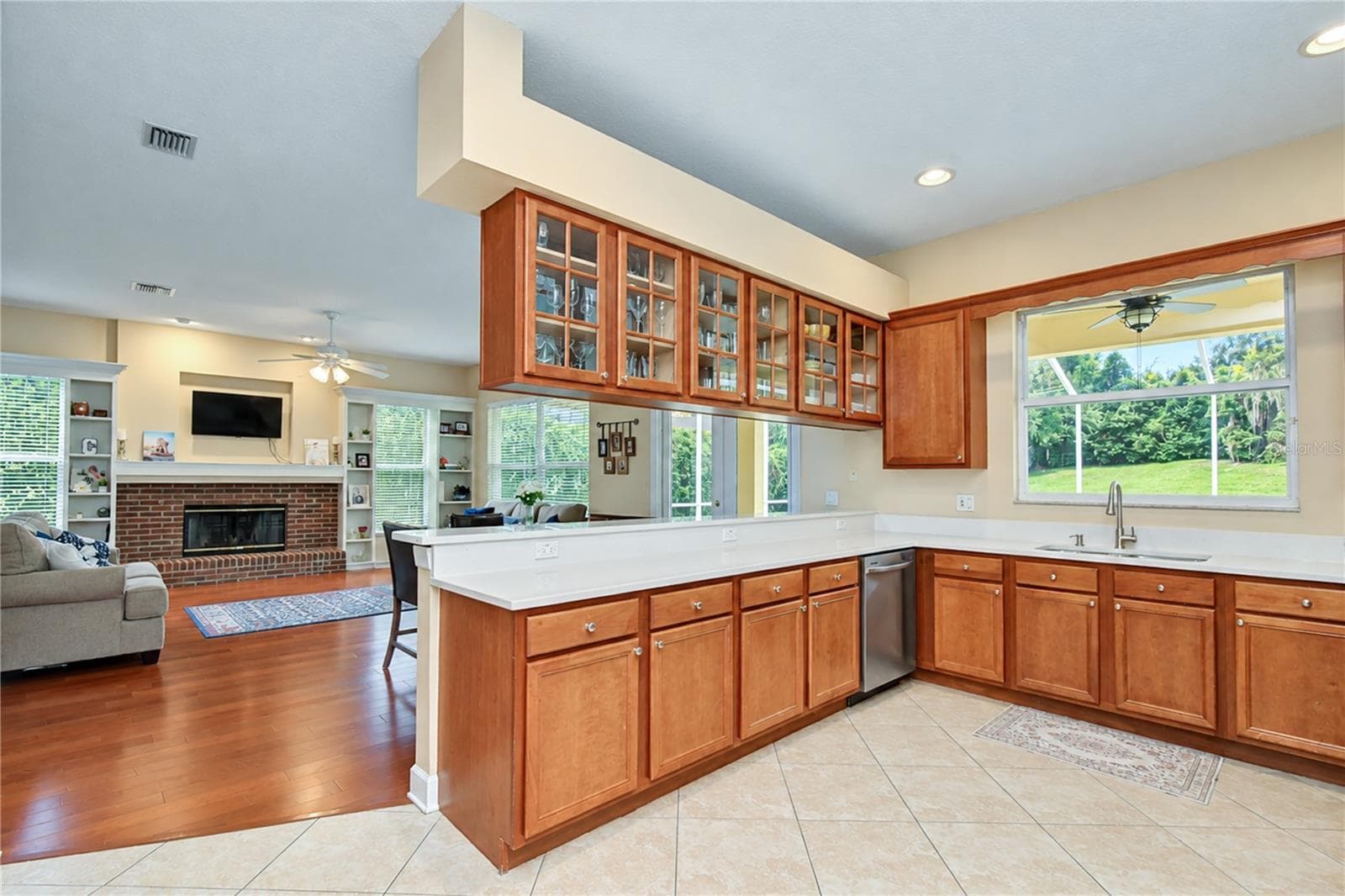 Open connection between the kitchen and main gathering area. - 5104 WHISPERING LEAF TRL, VALRICO