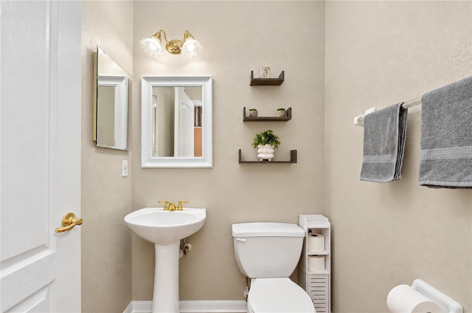Half bathroom - 5104 WHISPERING LEAF TRL, VALRICO