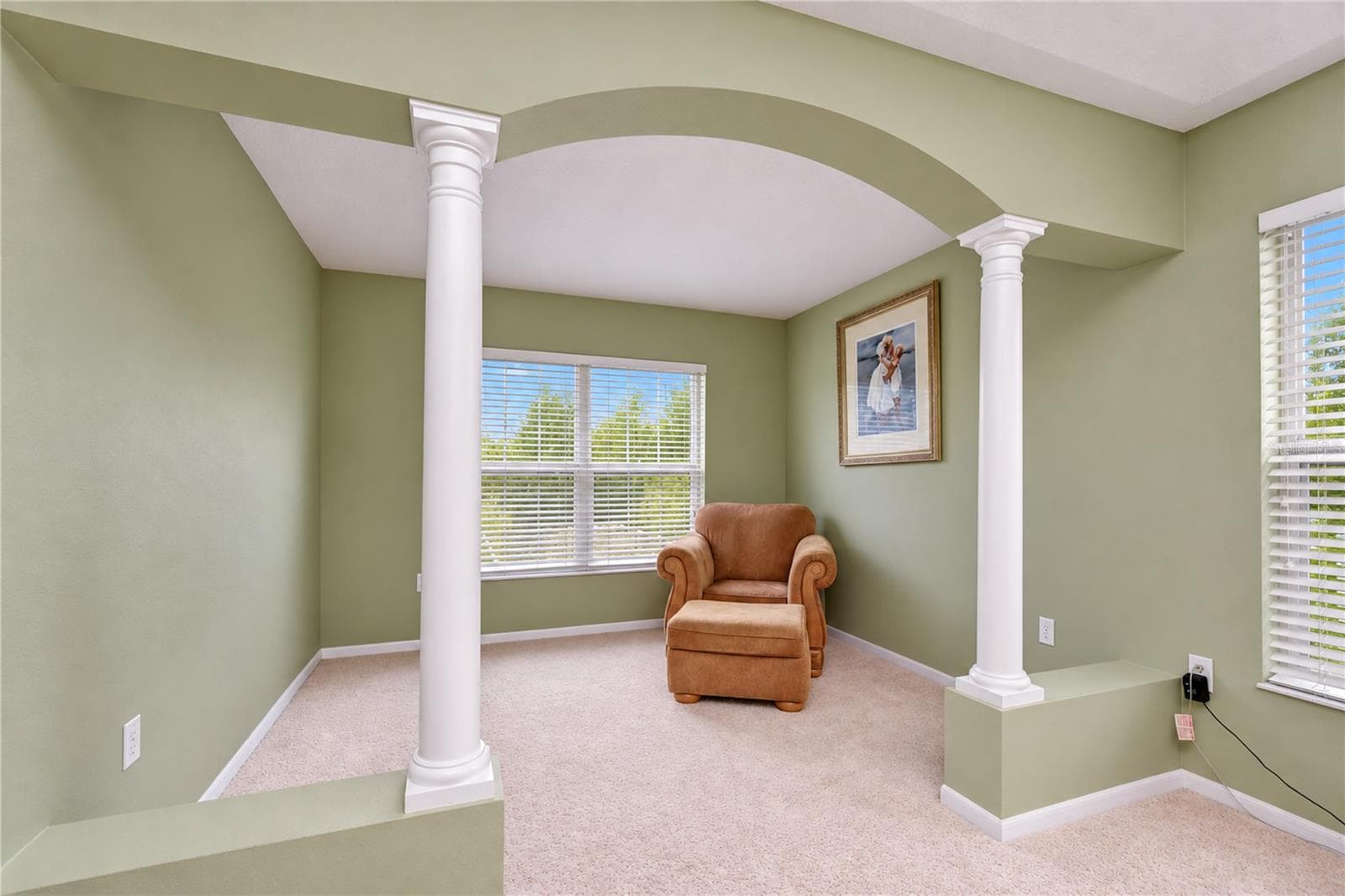 Spacious primary suite retreat featuring an elegant sitting area. - 5104 WHISPERING LEAF TRL, VALRICO