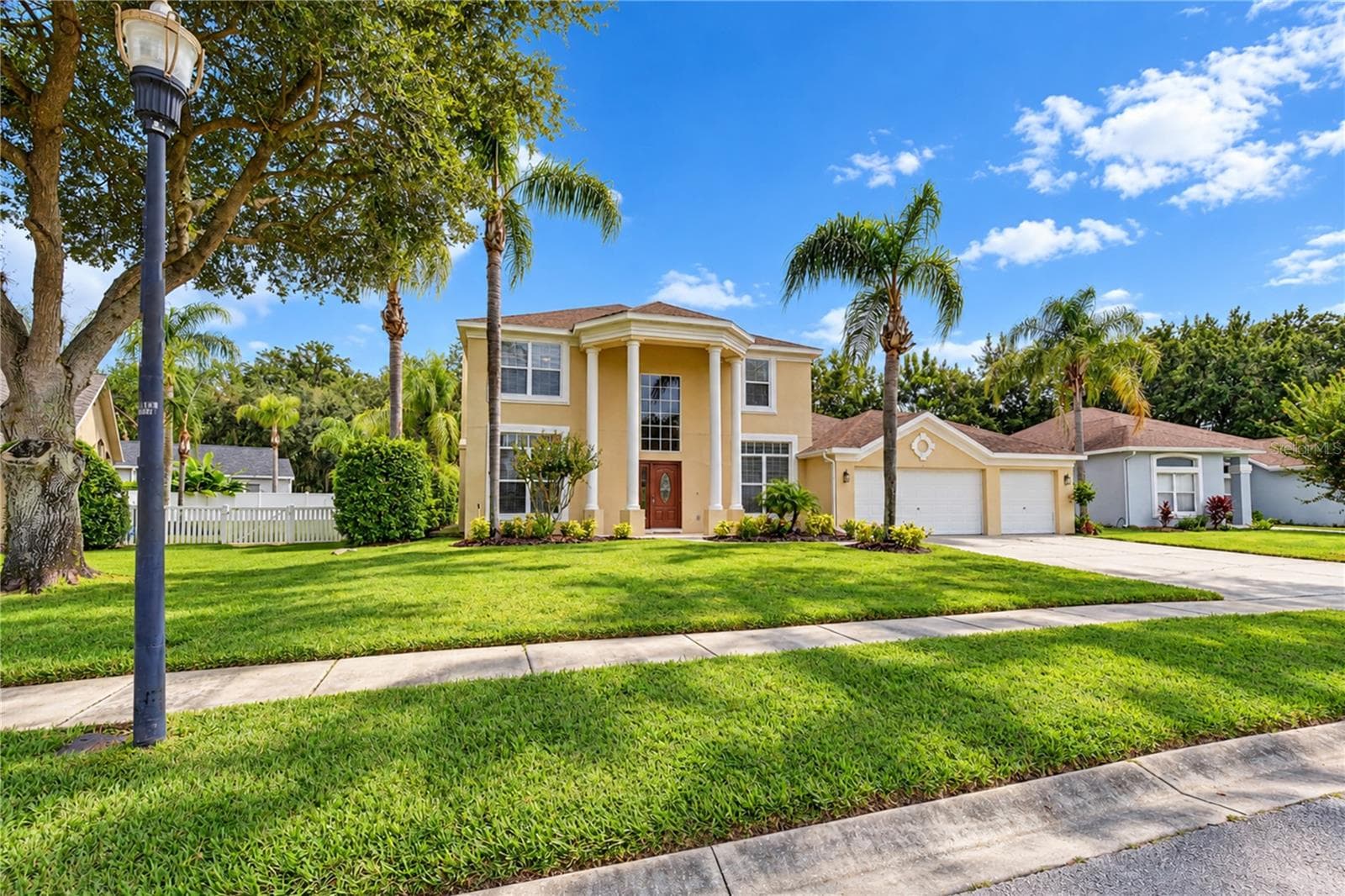 Picturesque setting surrounded by majestic oak trees and natural beauty. - 5104 WHISPERING LEAF TRL, VALRICO