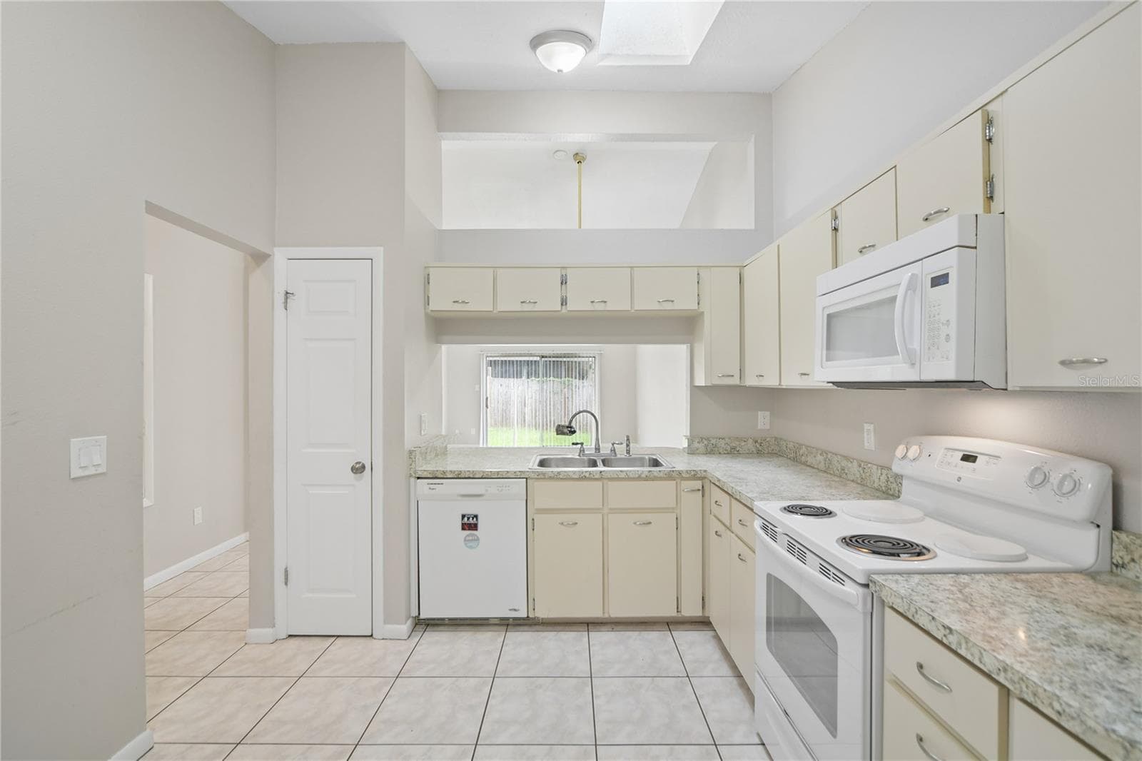 Half Duplex at 624 S WILDFLOWER CT, LONGWOOD, photo 13 of 29