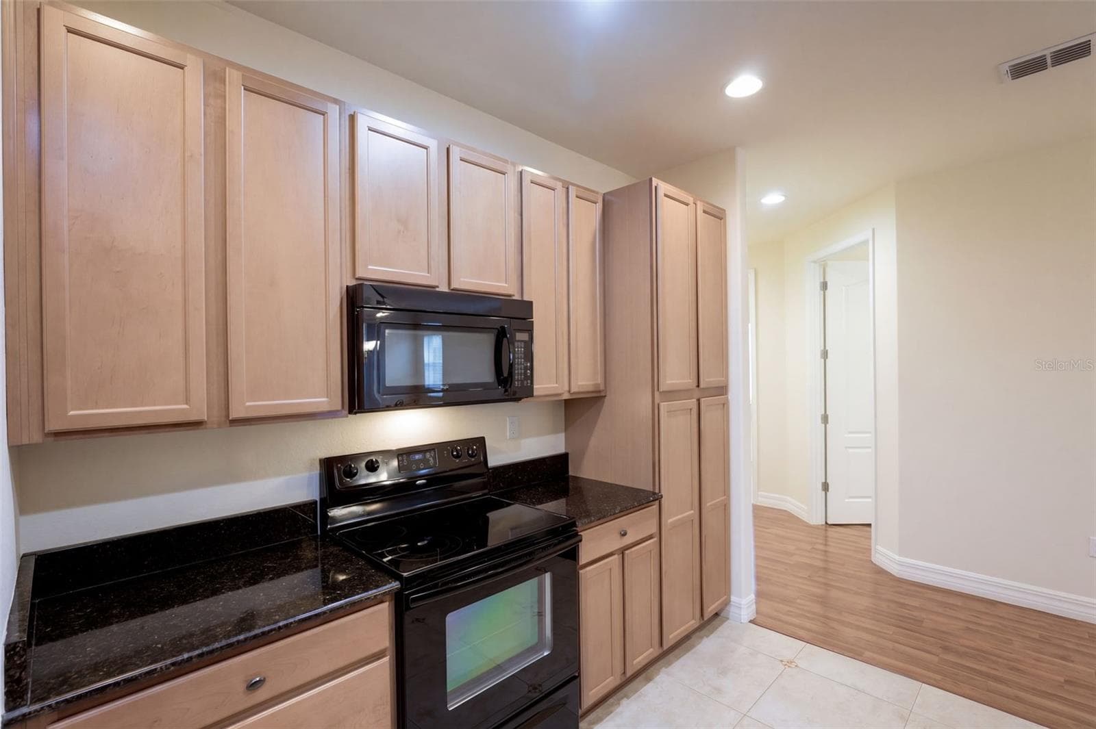 Black appliances - 10419 BELFRY CIR, ORLANDO