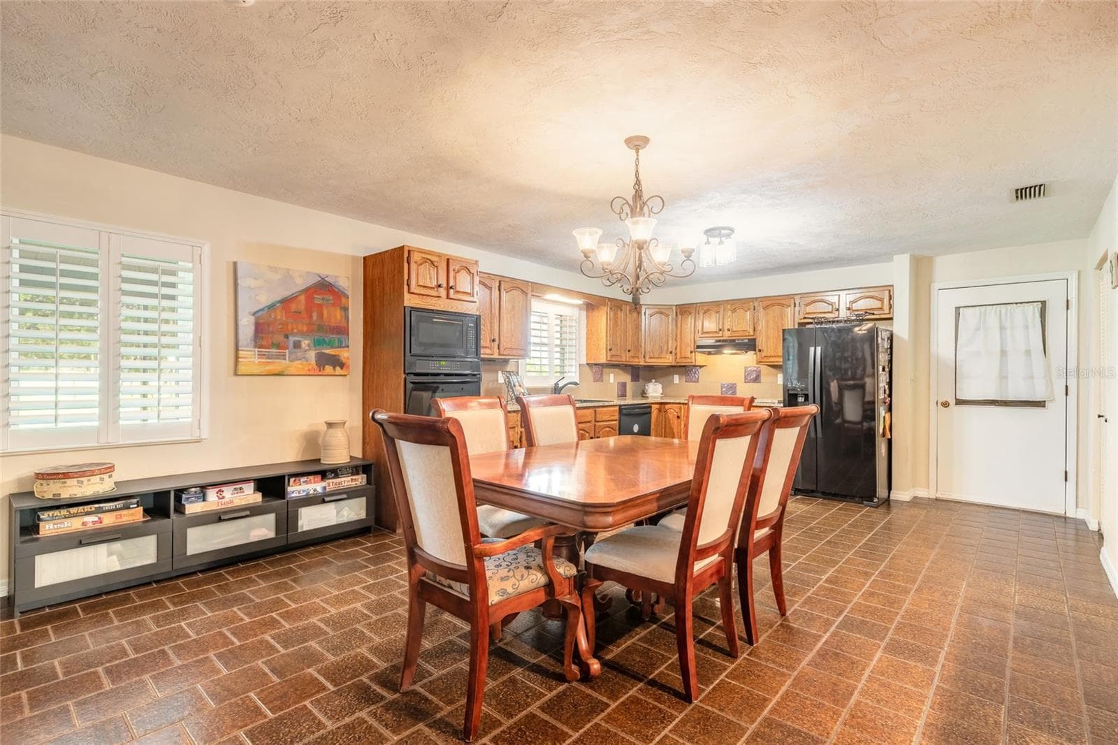Kitchen with eat-in dining (fits table seating 8 comfortably) - 1390 E OHIO AVE, LAKE HELEN