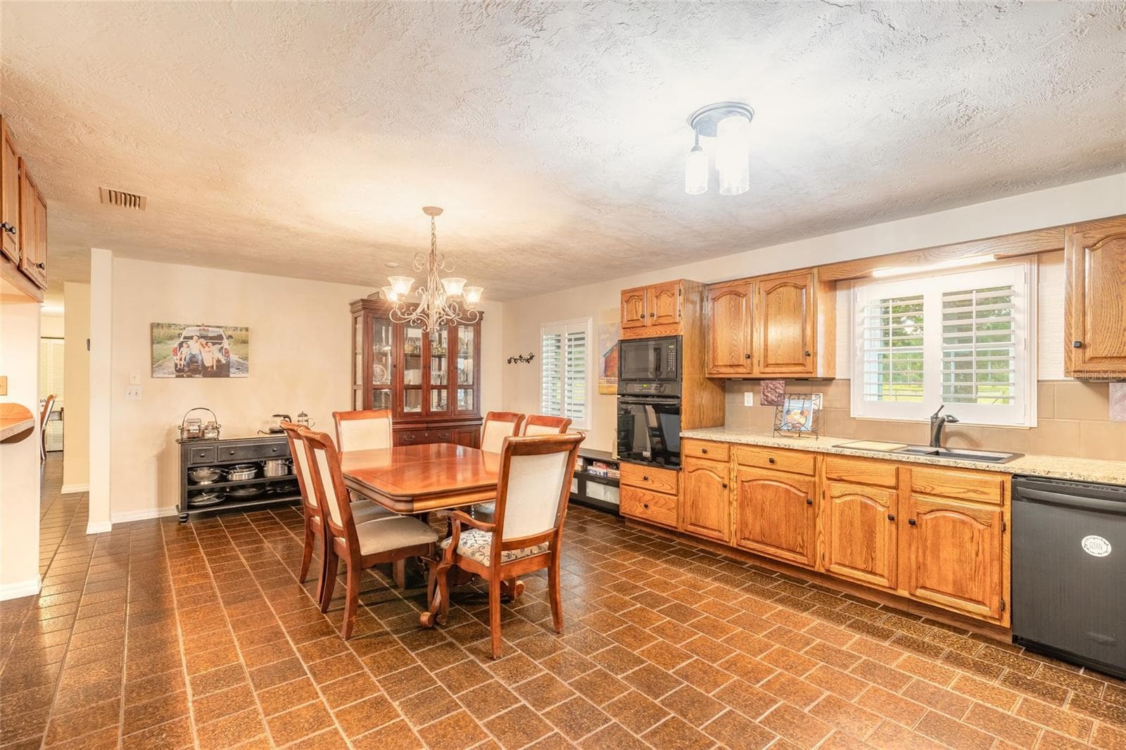 Kitchen with eat-in dining (fits table seating 8 comfortably) - 1390 E OHIO AVE, LAKE HELEN