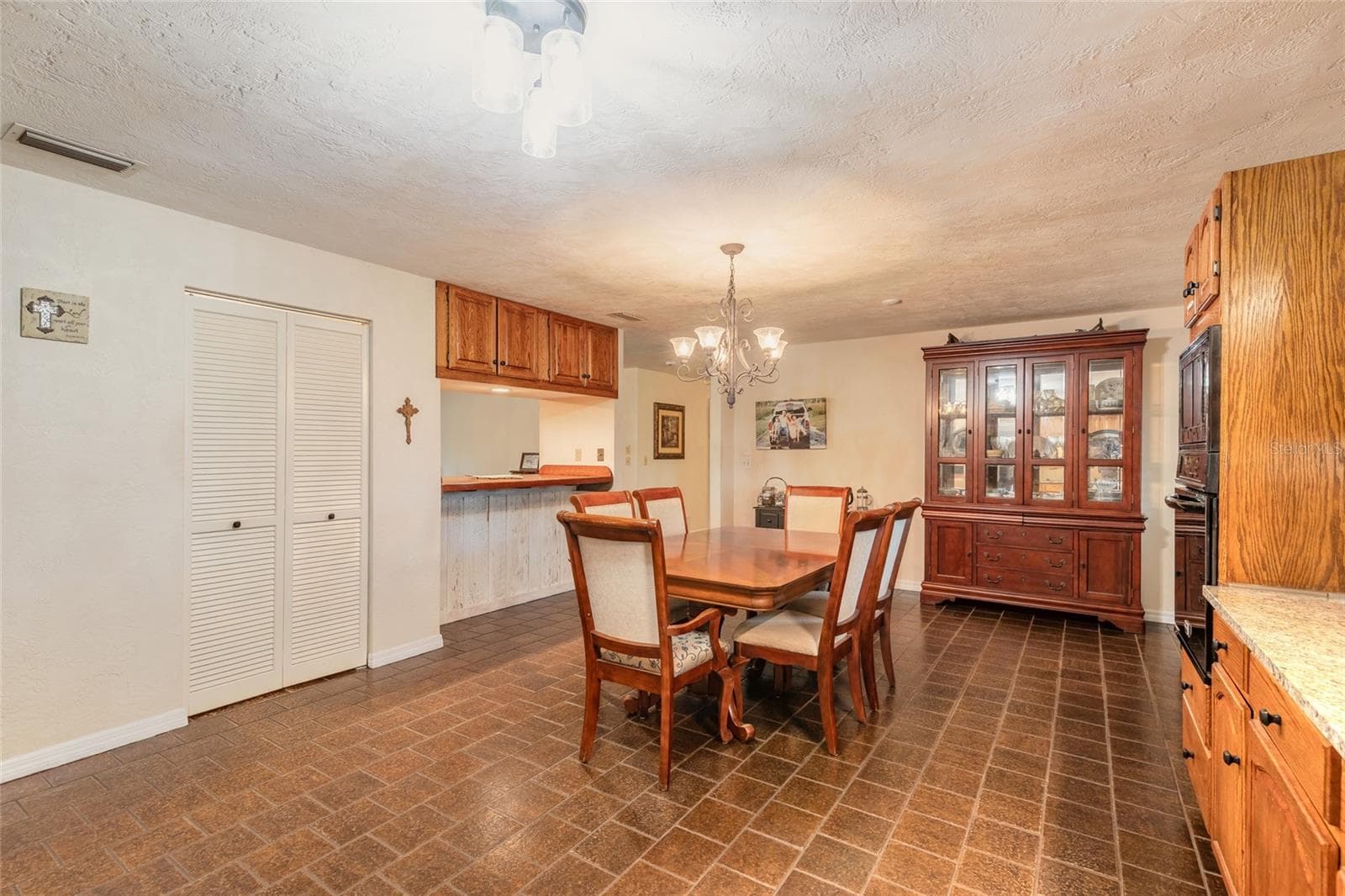 Kitchen with eat-in dining (fits table seating 8 comfortably) - 1390 E OHIO AVE, LAKE HELEN